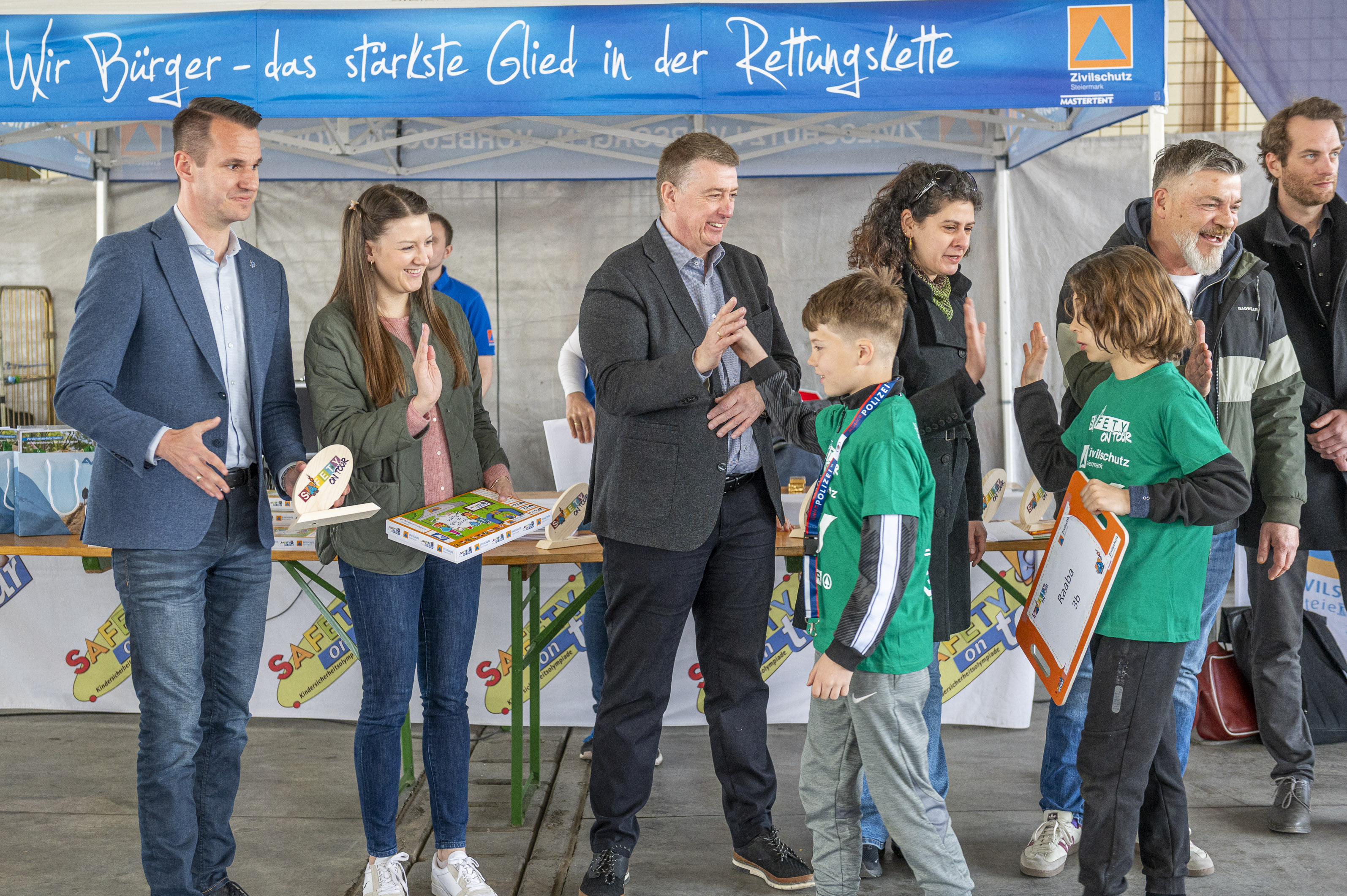 Die Ehrengäste der Siegerehrung am zweiten Tag der Safety Tour 2025 in Graz