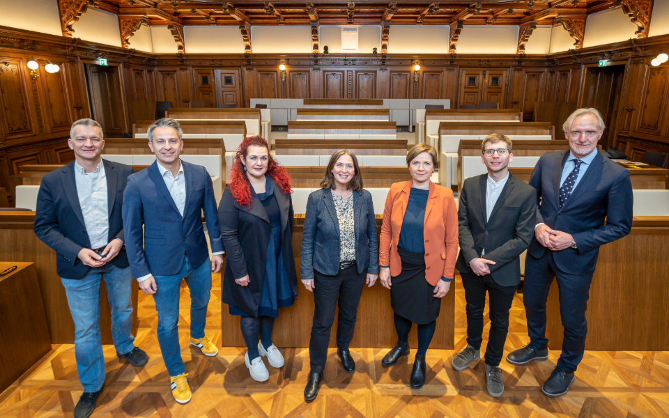 Die Stadtregierung, von links: StR Manfred Eber, StR Kurt Hohensinner, StRin Claudia Schönbacher, Bgm.in Elke Kahr, Bgm.in-StV.in Judith Schwentner, StR Robert Krotzer, StR Günter Riegler © Stadt Graz/Fischer Die Stadtregierung, von links: StR Manfred Eber, StR Kurt Hohensinner, StRin Claudia Schönbacher, Bgm.in Elke Kahr, Bgm.in-StV.in Judith Schwentner, StR Robert Krotzer, StR Günter Riegler