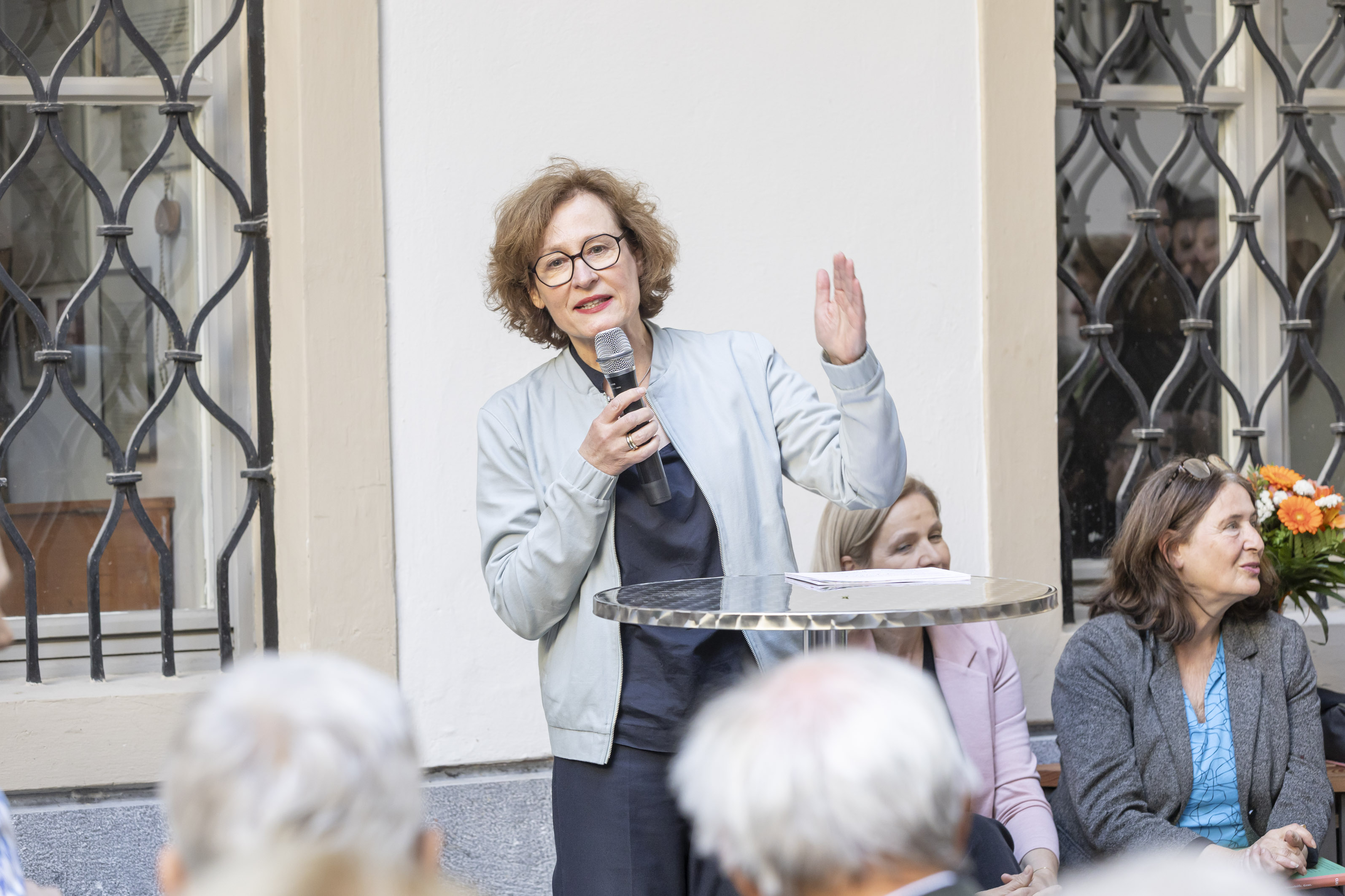 Die Direktorin des Graz Museums, Sibylle Dienesch, lud gemeinsam mit der Grätzelinitiative Margaretenbad zur Präsentation © Stadt Graz/Fischer Die Direktorin des Graz Museums, Sibylle Dienesch, lud gemeinsam mit der Grätzelinitiative Margaretenbad zur Präsentation