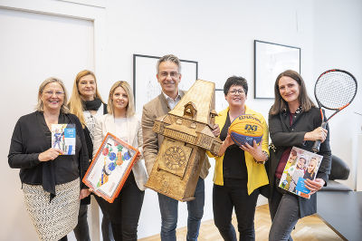 v.l. Inge Seiner-Glantschnig, Eva Rossi (beide Amt für Jugend und Familie), Karin Wildling (Städtische Tagesbetreuung), Stadtrat Kurt Hohensinner, Nicole Wolf, Martina Krammer (beide Sportamt) © Stadt Graz/Fischer v.l. Inge Seiner-Glantschnig, Eva Rossi (beide Amt für Jugend und Familie), Karin Wildling (Städtische Tagesbetreuung), Stadtrat Kurt Hohensinner, Nicole Wolf, Martina Krammer (beide Sportamt)