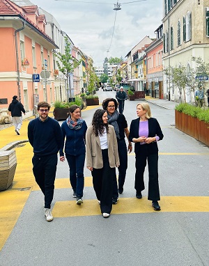 Michael Deutsch von der Stadtplanung, Irene Bergmann von Verkehrplus, Gabriele Herzog von der Verkehrsplanung, Barbara Hammerl vom Stadtlabor und Vizebürgermeisterin Judith Schwentner beim gemeinsamen Spaziergrang durch die Zinzendorfgasse. © Stadt Graz Michael Deutsch von der Stadtplanung, Irene Bergmann von Verkehrplus, Gabriele Herzog von der Verkehrsplanung, Barbara Hammerl vom Stadtlabor und Vizebürgermeisterin Judith Schwentner beim gemeinsamen Spaziergrang durch die Zinzendorfgasse.