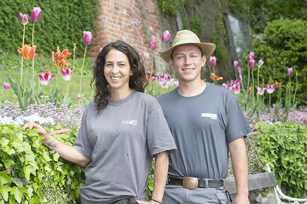 Stadtgärtner:innen Sabrina Perl und Emanuel Rath bilden die Jury des Blumenwettbewerbs der Stadt Graz. Sie müssen unter allen Einsendungen 150 Finalist:innen auswählen. Einsendeschluss ist der 9. Juni! © Stadt Graz/Fischer Stadtgärtner:innen Sabrina Perl und Emanuel Rath bilden die Jury des Blumenwettbewerbs der Stadt Graz. Sie müssen unter allen Einsendungen 150 Finalist:innen auswählen. Einsendeschluss ist der 9. Juni!