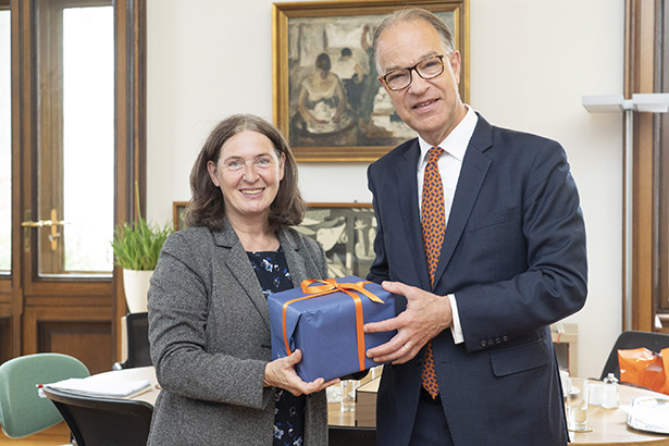 Tauschten Gastgeschenke: Bürgermeisterin Elke Kahr und der Botschafter des Königreichs der Niederlande in Österreich Peter Potman. © Stadt Graz/Fischer Tauschten Gastgeschenke: Bürgermeisterin Elke Kahr und der Botschafter des Königreichs der Niederlande in Österreich Peter Potman.