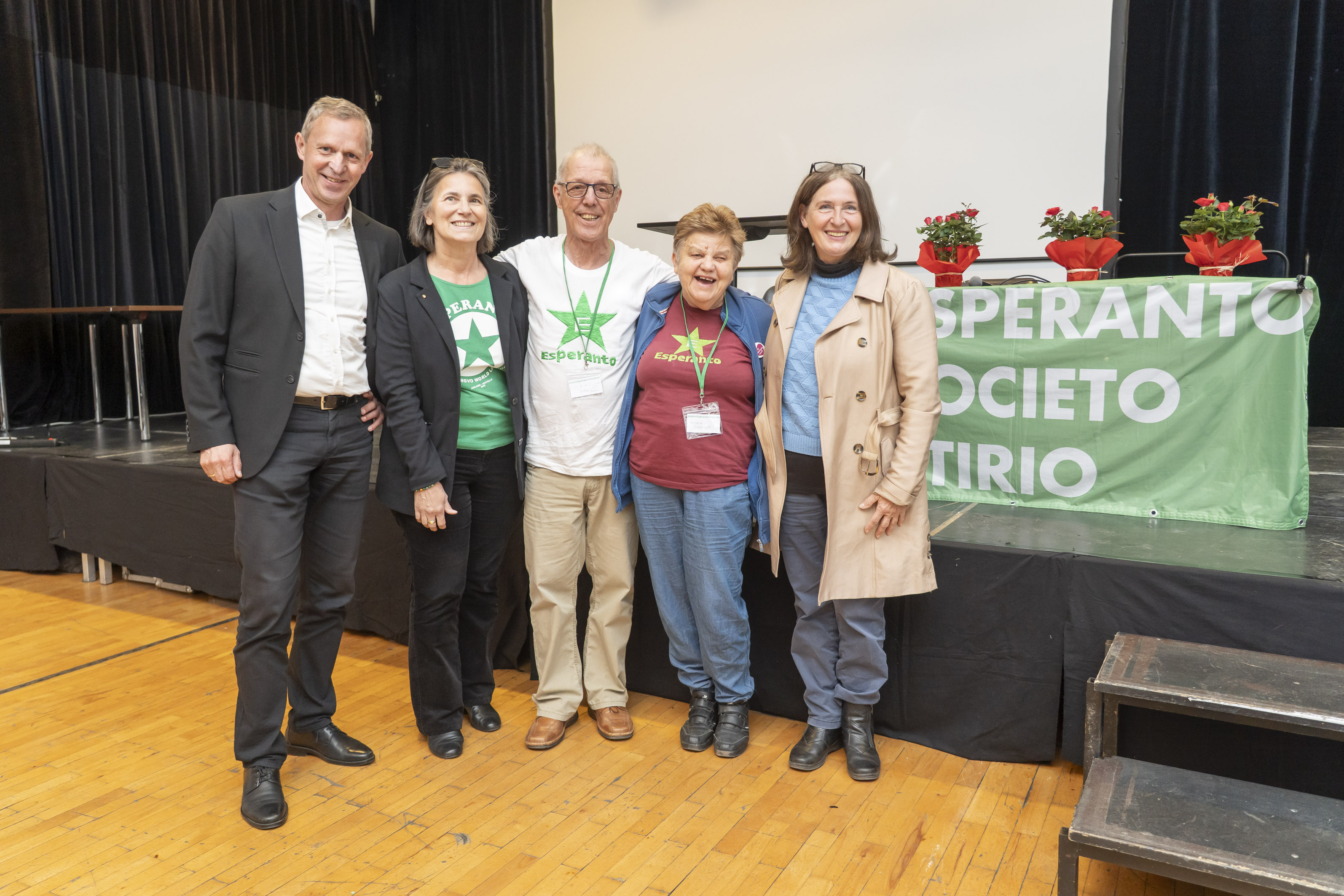 Bei der feierlichen Eröffnung im Volkshaus Graz hießen unter anderem Graz-Tourismus-Geschäftsführer Dieter Hardt-Stremayr, Gemeinderätin Elke Heinrichs, der Obmann der Esperanto-Gesellschaft Steiermark Ewald Schick, Kongressbesucherin Anna Besenyei aus Ungarn sowie Bürgermeisterin Elke Kahr die Anwesenden willkommen. © Stadt Graz/Fischer Bei der feierlichen Eröffnung im Volkshaus Graz hießen unter anderem Graz-Tourismus-Geschäftsführer Dieter Hardt-Stremayr, Gemeinderätin Elke Heinrichs, der Obmann der Esperanto-Gesellschaft Steiermark Ewald Schick, Kongressbesucherin Anna Besenyei aus Ungarn sowie Bürgermeisterin Elke Kahr die Anwesenden willkommen.