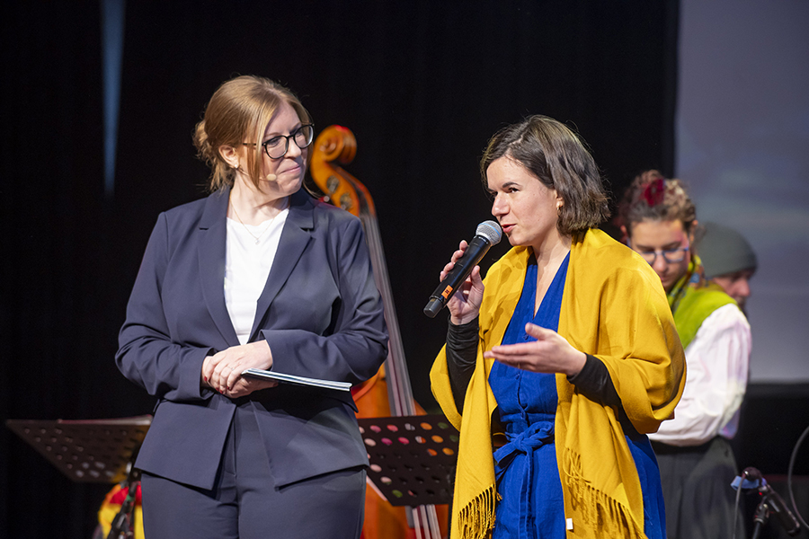 Isabel Frey im Gespräch mit Moderatorin Christina Kropf.