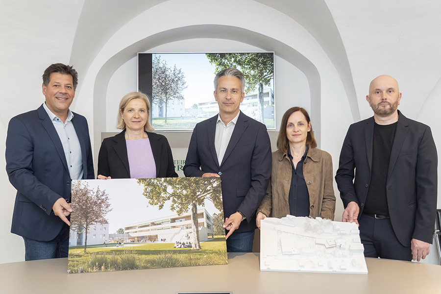 Graz baut auf Bildung: Bertram Werle, Judith Schwentner, Kurt Hohensinner und die SiegerInnen Monika Arnberger-Scharmitzer und Markus Dolmanits (v. l.). © Stadt Graz/Fischer Graz baut auf Bildung: Bertram Werle, Judith Schwentner, Kurt Hohensinner und die SiegerInnen Monika Arnberger-Scharmitzer und Markus Dolmanits (v. l.).