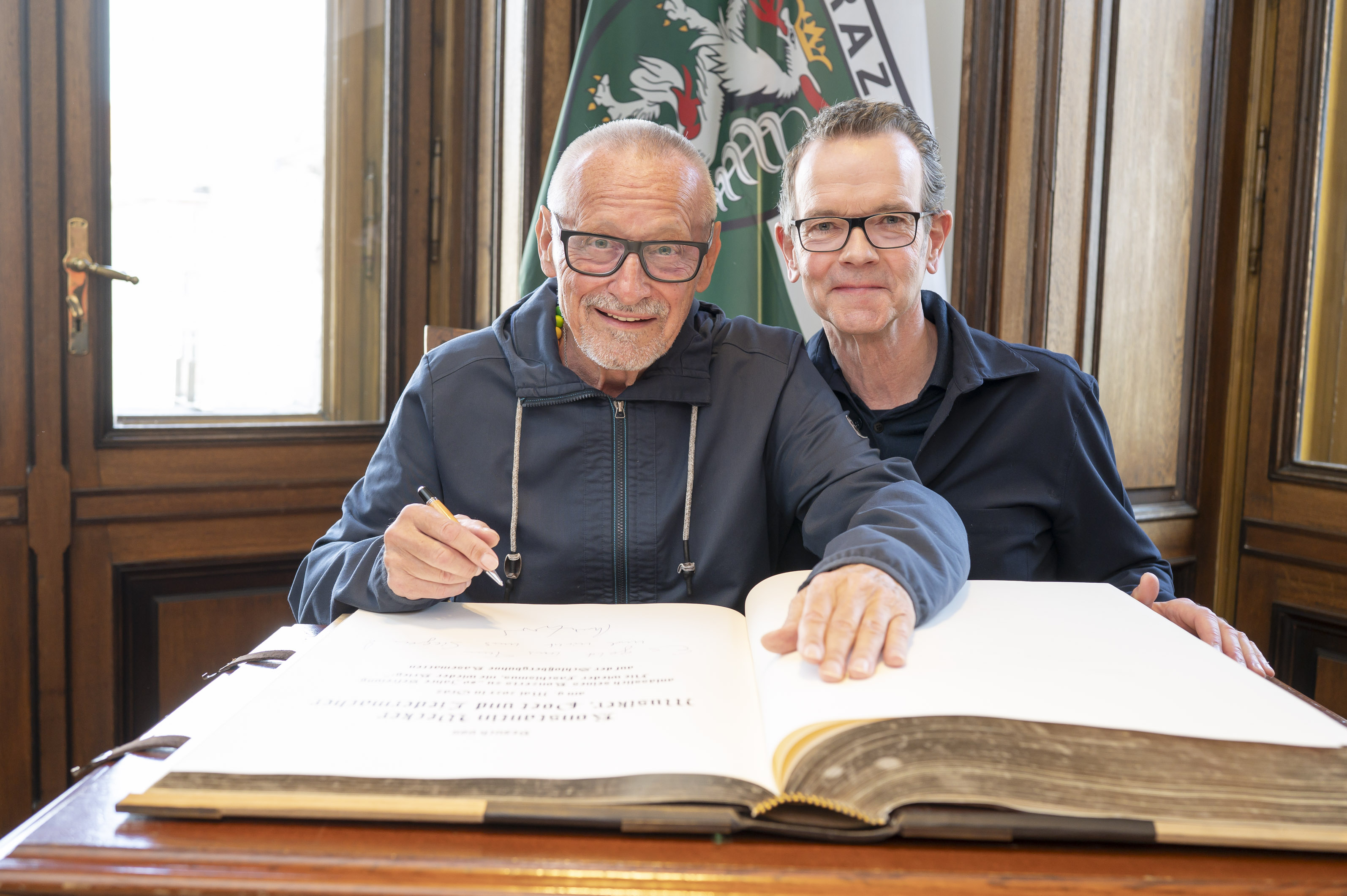 Rund um die Festveranstaltung trugen sich Konstantin Wecker und Jo Barnikel ins Goldene Buch der Stadt ein.