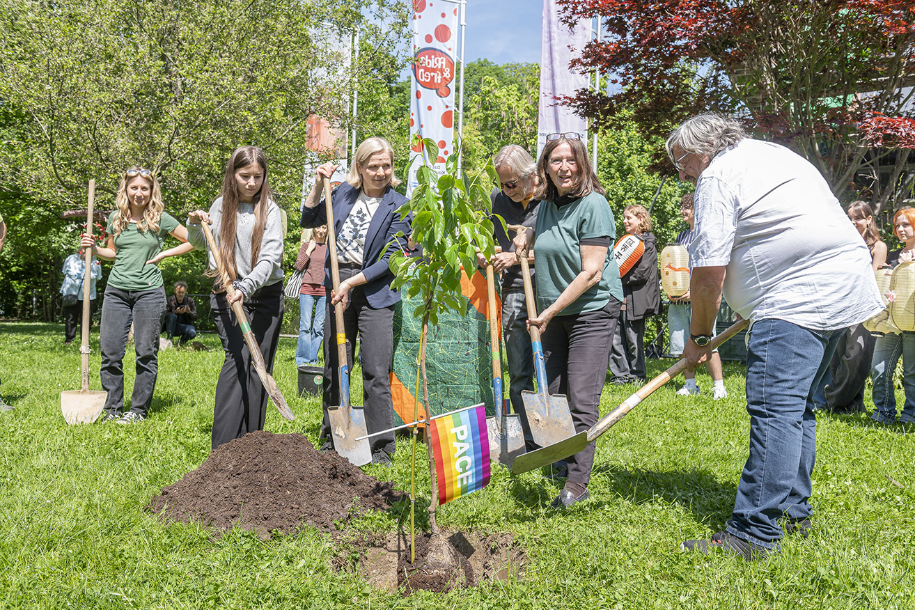 Baumpflanzung mit Bürgermeisterin Elke Kahr (2. v. r.), Vizebürgermeisterin Judith Schwentner (3. v. l.) und Francesco Foletti (r.), unterstützt von Gärtnerin Kerstin Winkler (l.) und Klusemann-Schülerin Sylvia Bolena. © Stadt Graz/Fischer Baumpflanzung mit Bürgermeisterin Elke Kahr (2. v. r.), Vizebürgermeisterin Judith Schwentner (3. v. l.) und Francesco Foletti (r.), unterstützt von Gärtnerin Kerstin Winkler (l.) und Klusemann-Schülerin Sylvia Bolena.