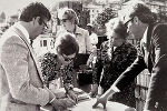Grundsteinlegung: Elisabeth Györfy beim Unterschreiben, r. VAÖ-Landesvorsitzende Dora Lauffer.