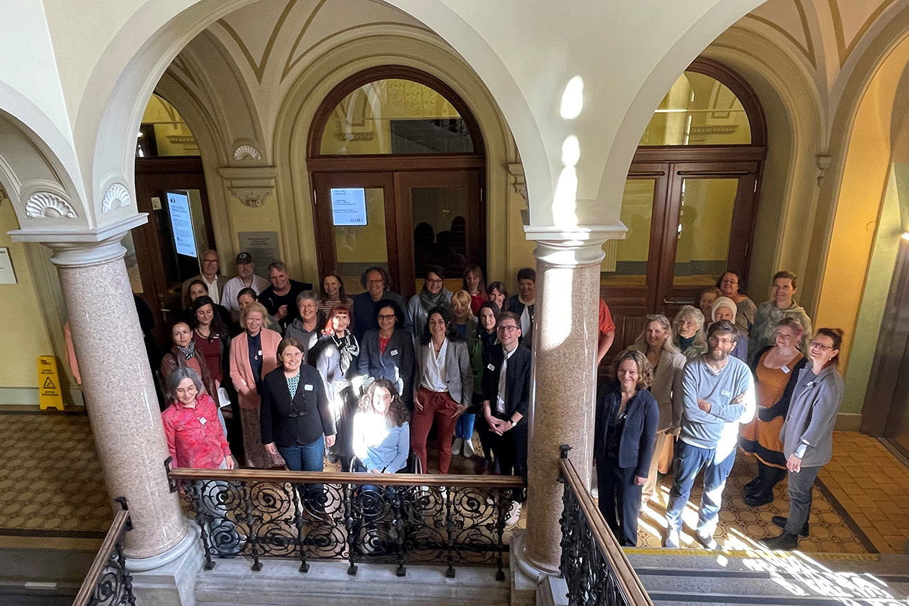 Fachtagung "Zuversicht!" im Rathaus. Stadtrat Robert Krotzer (v. Reihe r. neben der Säule) begrüßte die Teilnehmer:innen. © KK Fachtagung "Zuversicht!" im Rathaus. Stadtrat Robert Krotzer (v. Reihe r. neben der Säule) begrüßte die Teilnehmer:innen.
