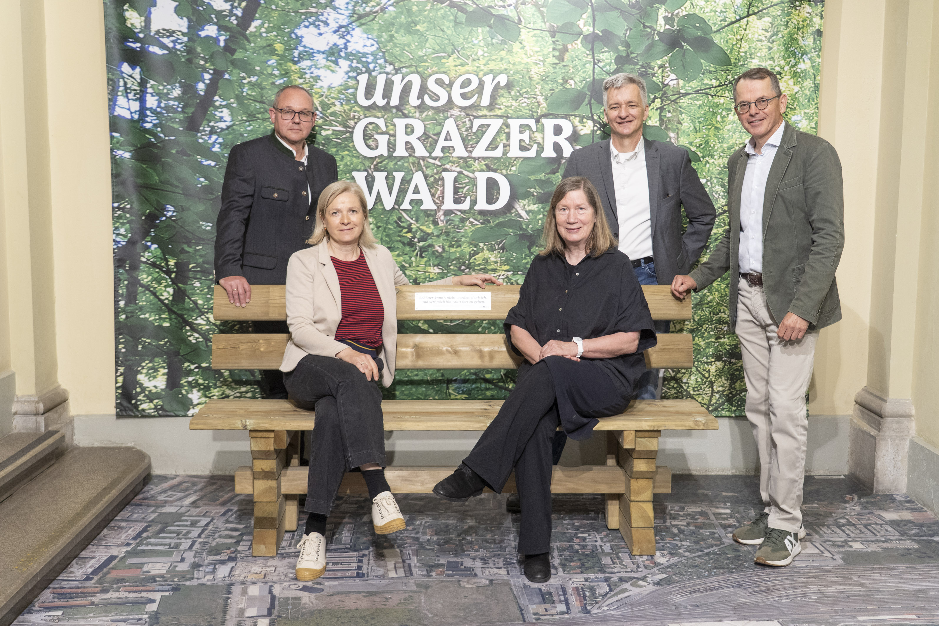Gemeinsam für den Lebensraum Wald: Oberförster Peter Bedenk, Vizebürgermeisterin Judith Schwentner, Ausstellungskuratorin Luise Kloos, Stadtrat Manfred Eber, GBG-Geschäftsführer Günter Hirner (v. l.).