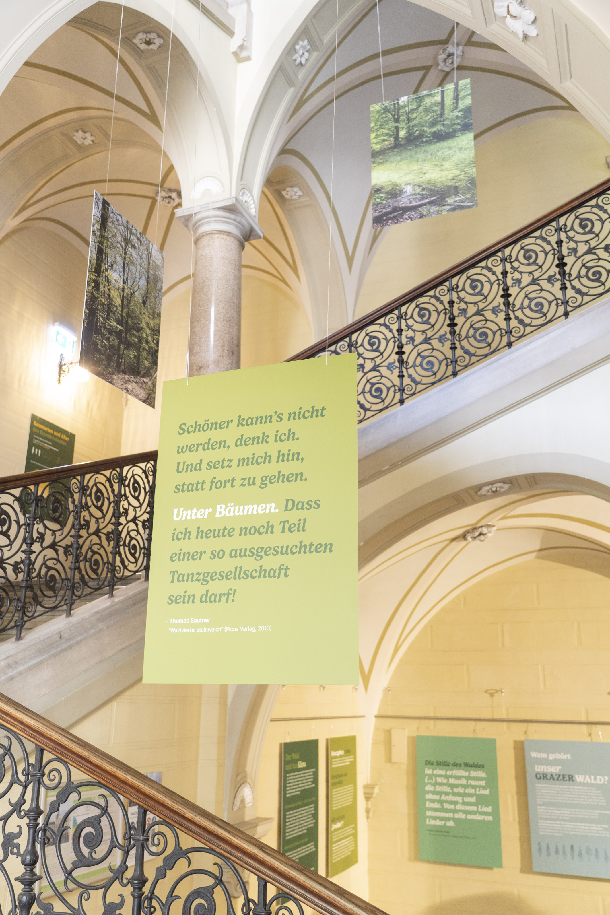Texte von Autor:innen aus Graz oder mit Graz-Bezug ergänzen die Ausstellung.