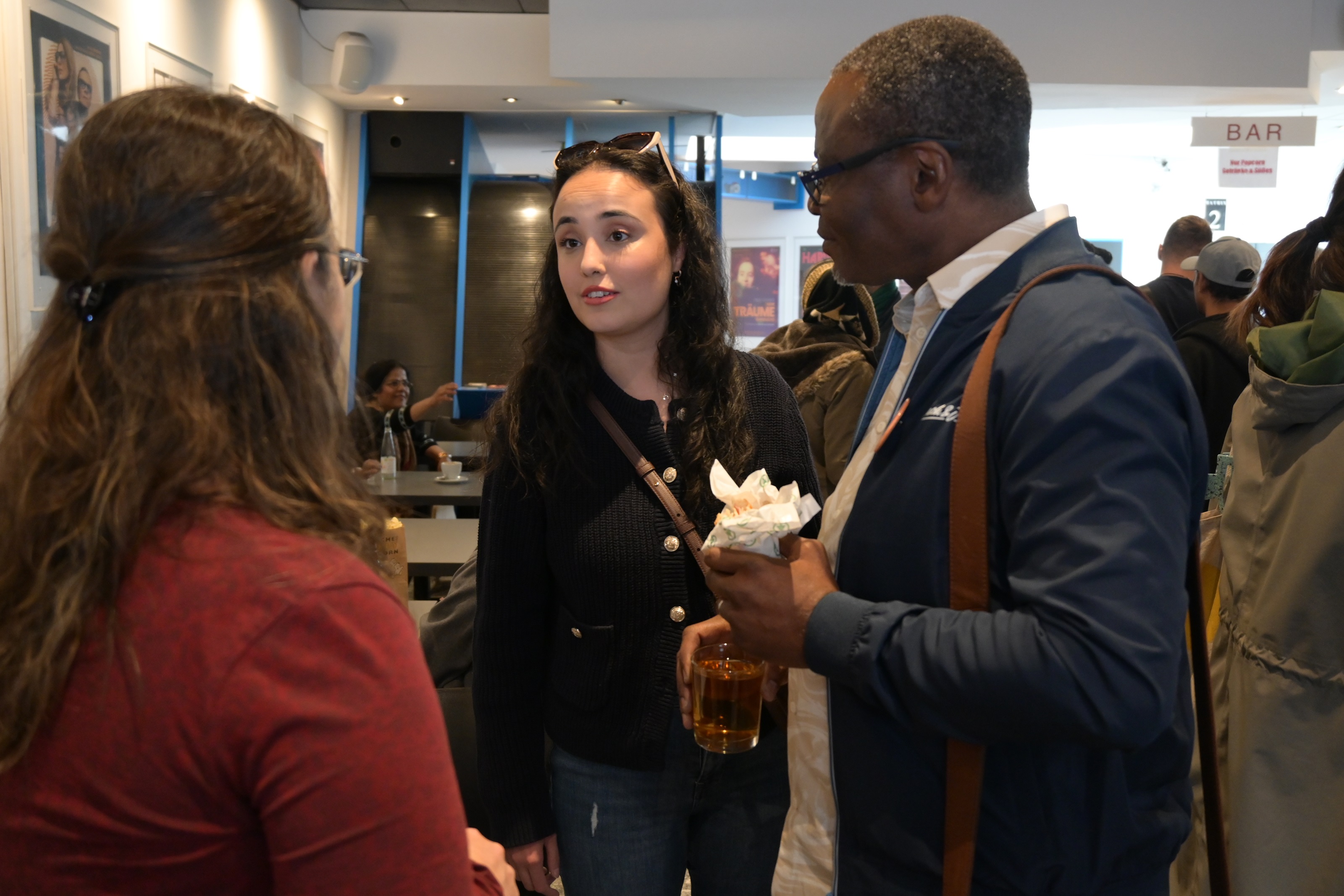 Sara Crockett und Will Eyawo im Gespräch mit der ehemaligen Vorsitzenden des Beirates, Dilan Firinci