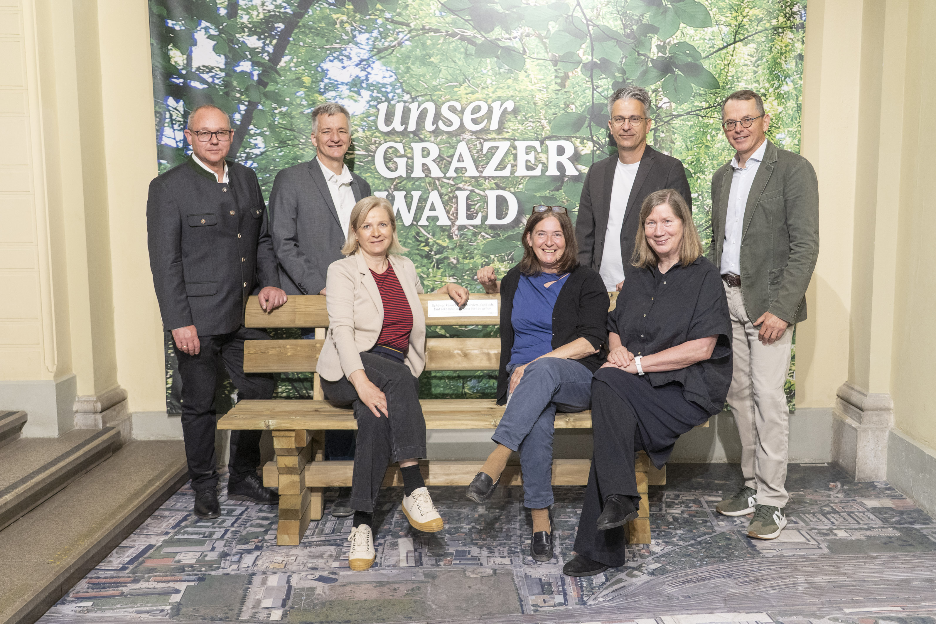 Gemeinsam für den Lebensraum Wald: Oberförster Peter Bedenk, Stadtrat Manfred Eber, Vizebürgermeisterin Judith Schwentner, Bürgermeisterin Elke Kahr, Stadtrat Kurt Hohensinner, Ausstellungskuratorin Luise Kloos und GBG-Geschäftsführer Günter Hirner (v. l.).
