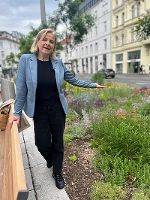 Vizebürgermeisterin Judith Schwentner vor dem Blumenmeer am Radetzkyspitz © Stadt Graz Vizebürgermeisterin Judith Schwentner vor dem Blumenmeer am Radetzkyspitz