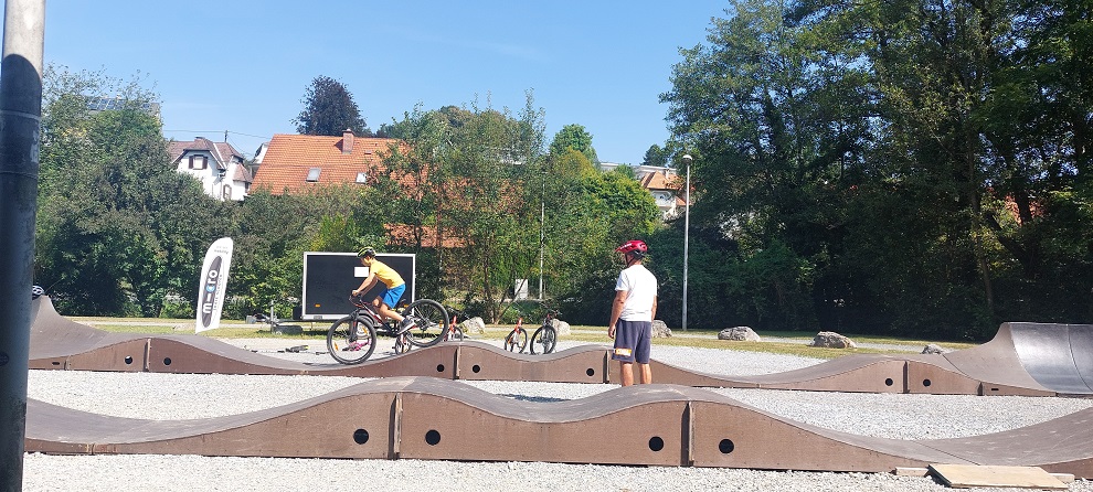 Es herrscht Helmpflicht. © Radfahrschule Easy Drivers Es herrscht Helmpflicht.