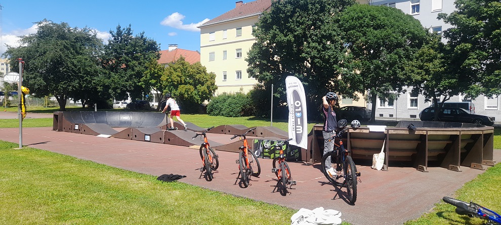Du kannst dir auch Helme, Räder und Scooter ausborgen. © Radfahrschule Easy Drivers Du kannst dir auch Helme, Räder und Scooter ausborgen.