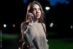Frau telefoniert am Heimweg in der Nacht