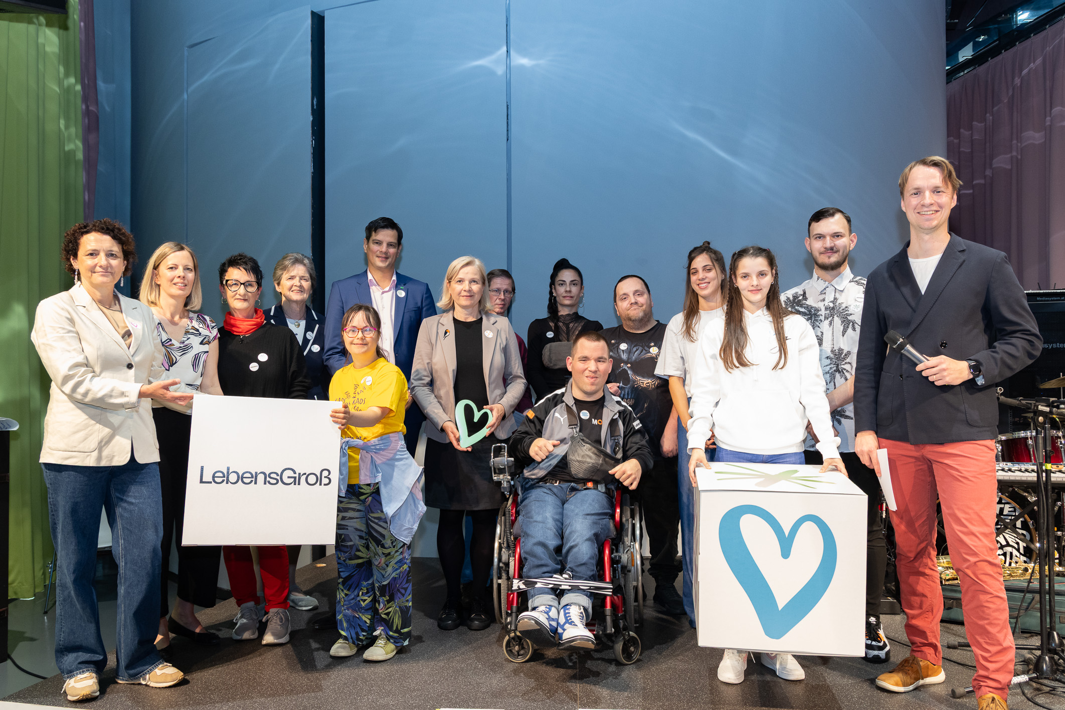 Gruppenfoto aller Interviewpartner:innen auf der Bühne