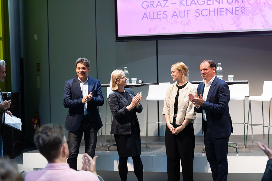 Beim 8. StadtDialog gab das Thema Koralmbahn das Tempo vor: Bertram Werle, Judith Schwentner, Karin Oberhuber und Gustav Spener (v. l.)