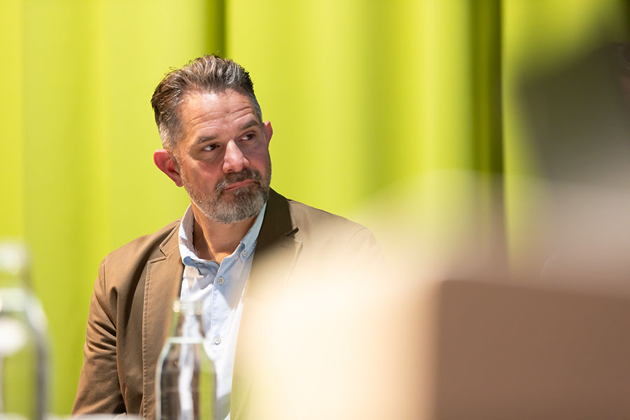 Beim 8. StadtDialog gab das Thema Koralmbahn das Tempo vor: Moderator Wolf-Timo Köhler