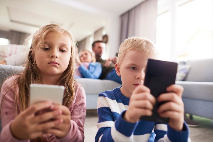 Kinder mit Handy