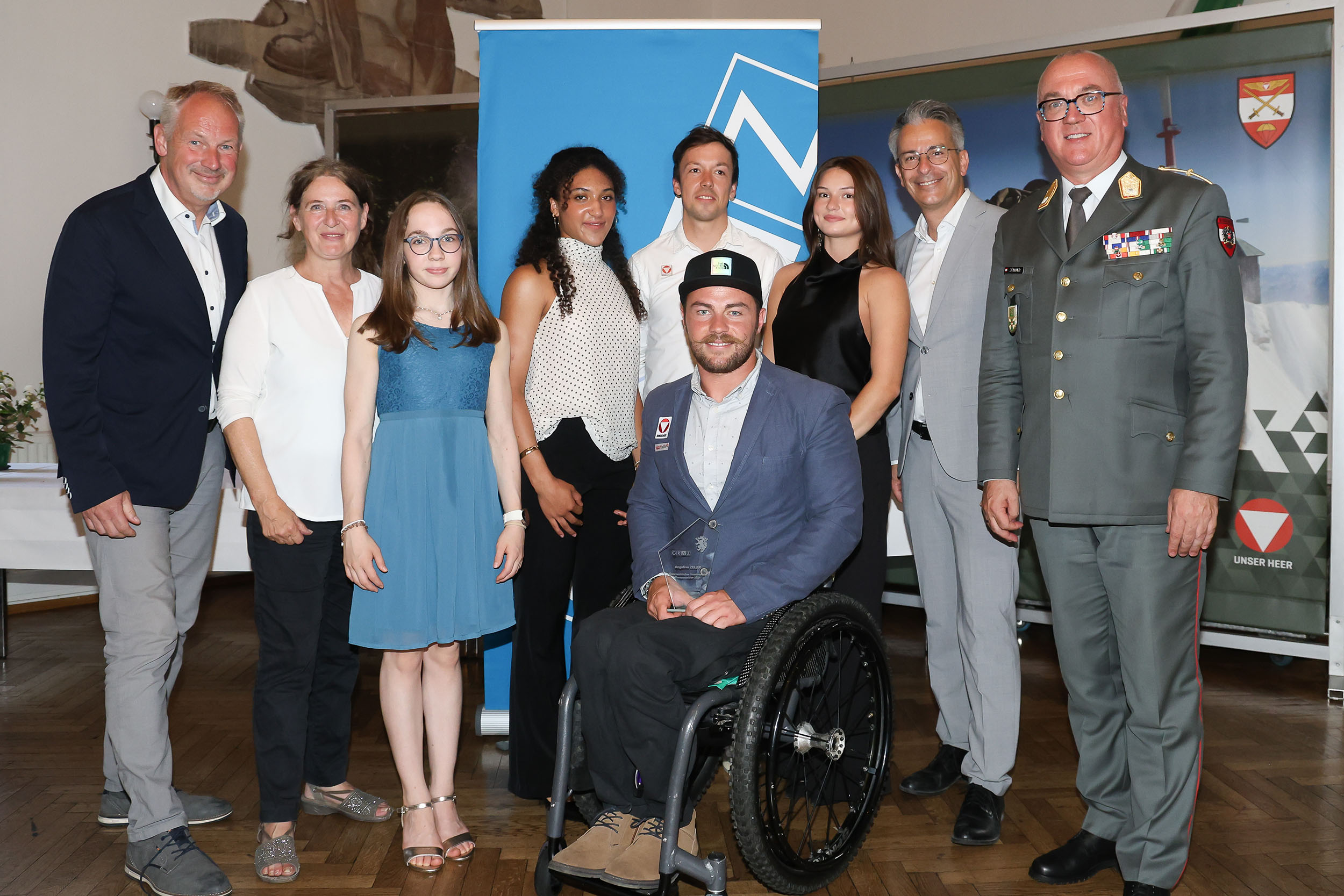 v.l.: Thomas Rajakovics, Elke Kahr, Daria Angerbauer, Lilien Eckert, Maximilian Foidl, Angelino Zeller, Philippa Rock, Kurt Hohensinner und Brigadier Heinz Zöllner © Stadt Graz/Oliver Wolf v.l.: Thomas Rajakovics, Elke Kahr, Daria Angerbauer, Lilien Eckert, Maximilian Foidl, Angelino Zeller, Philippa Rock, Kurt Hohensinner und Brigadier Heinz Zöllner