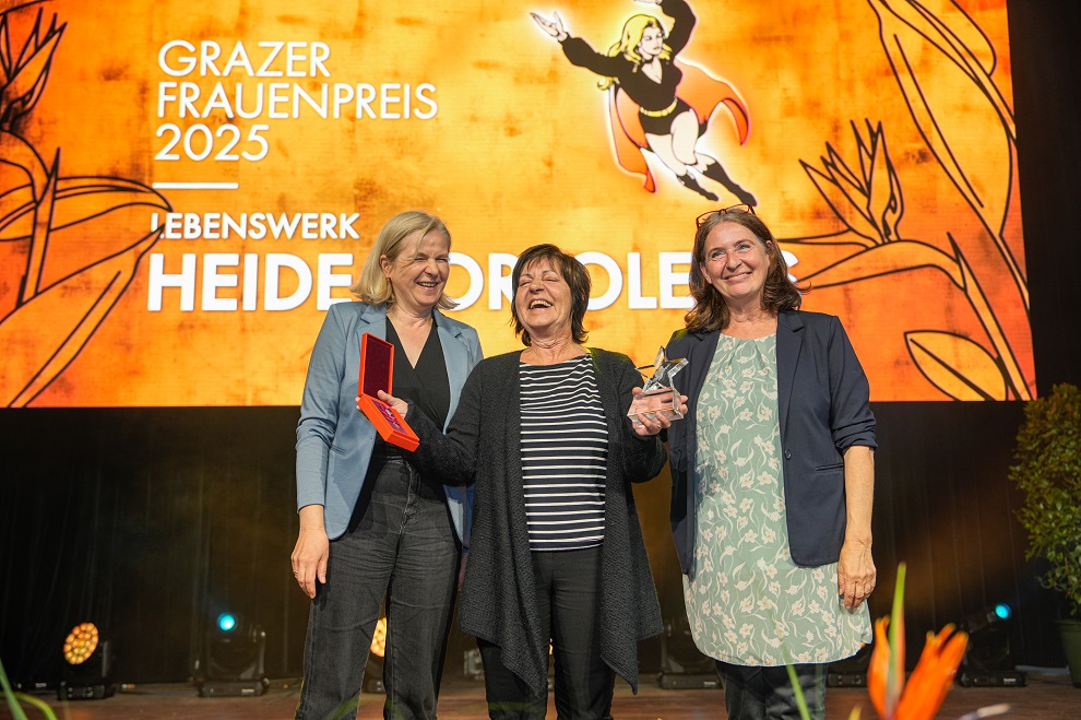 v.l.: Judith Schwentner, Heide Cortolezis (Preis für das Lebenswerk) und Elke Kahr © Stadt Graz/prontolux v.l.: Judith Schwentner, Heide Cortolezis (Preis für das Lebenswerk) und Elke Kahr