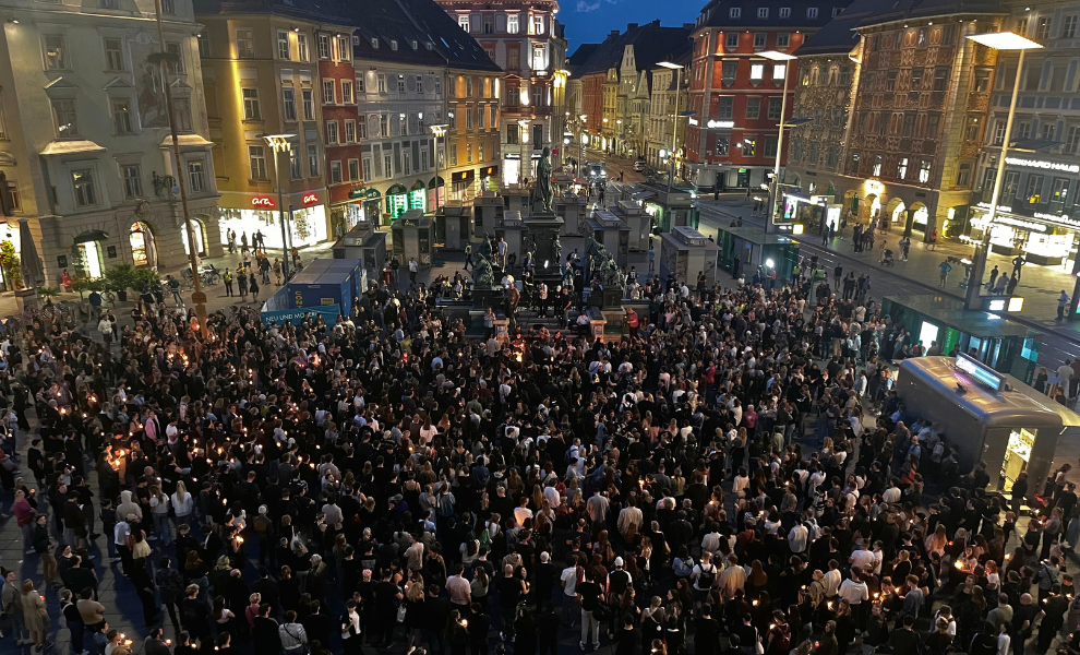 Am Dienstagabend trafen sich zahlreiche Grazer:innen, um gemeinsam Kerzen am Hauptplatz zu entzünden. © Stadt Graz/Weber Am Dienstagabend trafen sich zahlreiche Grazer:innen, um gemeinsam Kerzen am Hauptplatz zu entzünden.