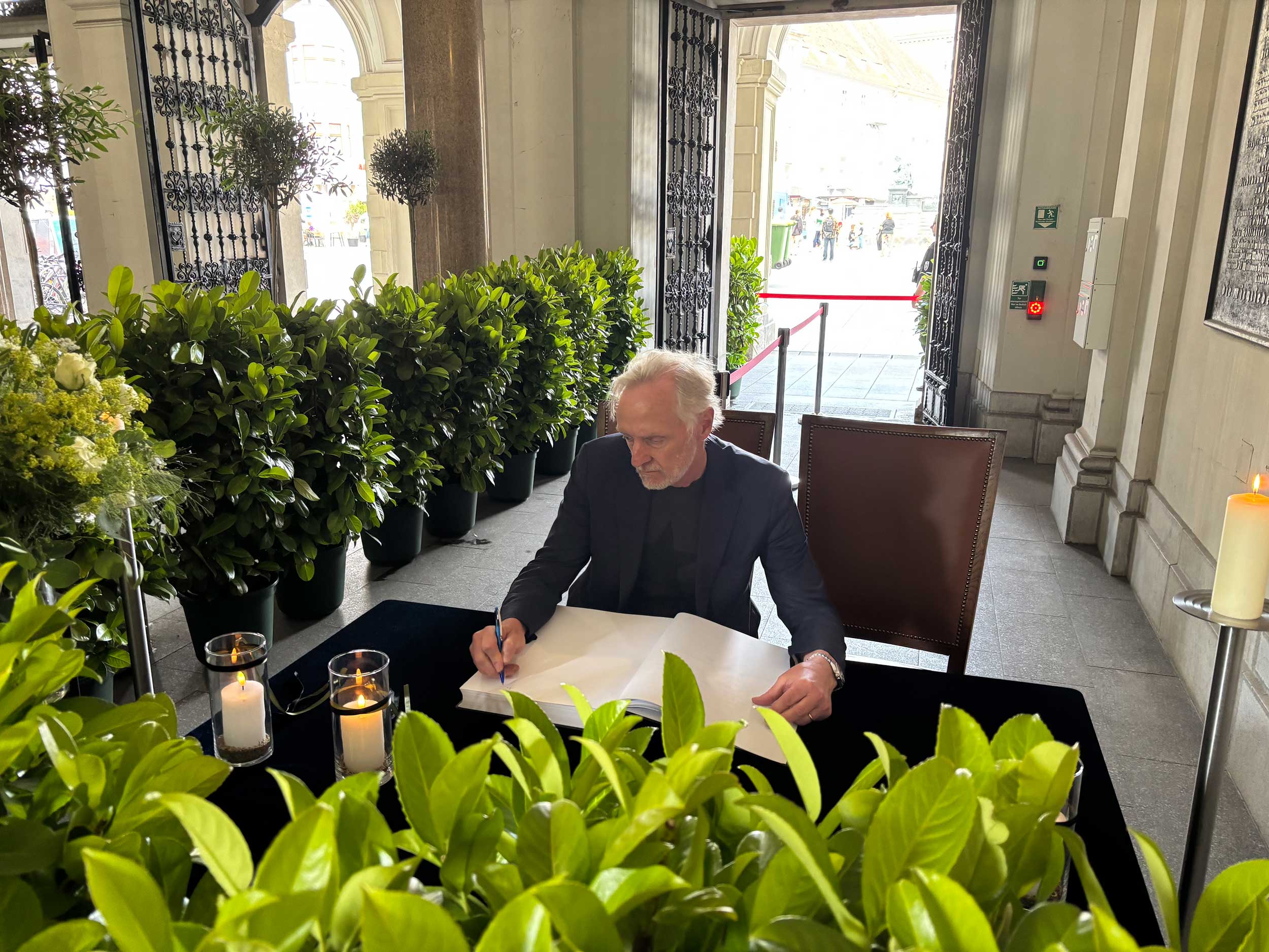Stadtrat Günter Riegler bei der Eintragung. © Stadt Graz/Tatschl Stadtrat Günter Riegler bei der Eintragung.