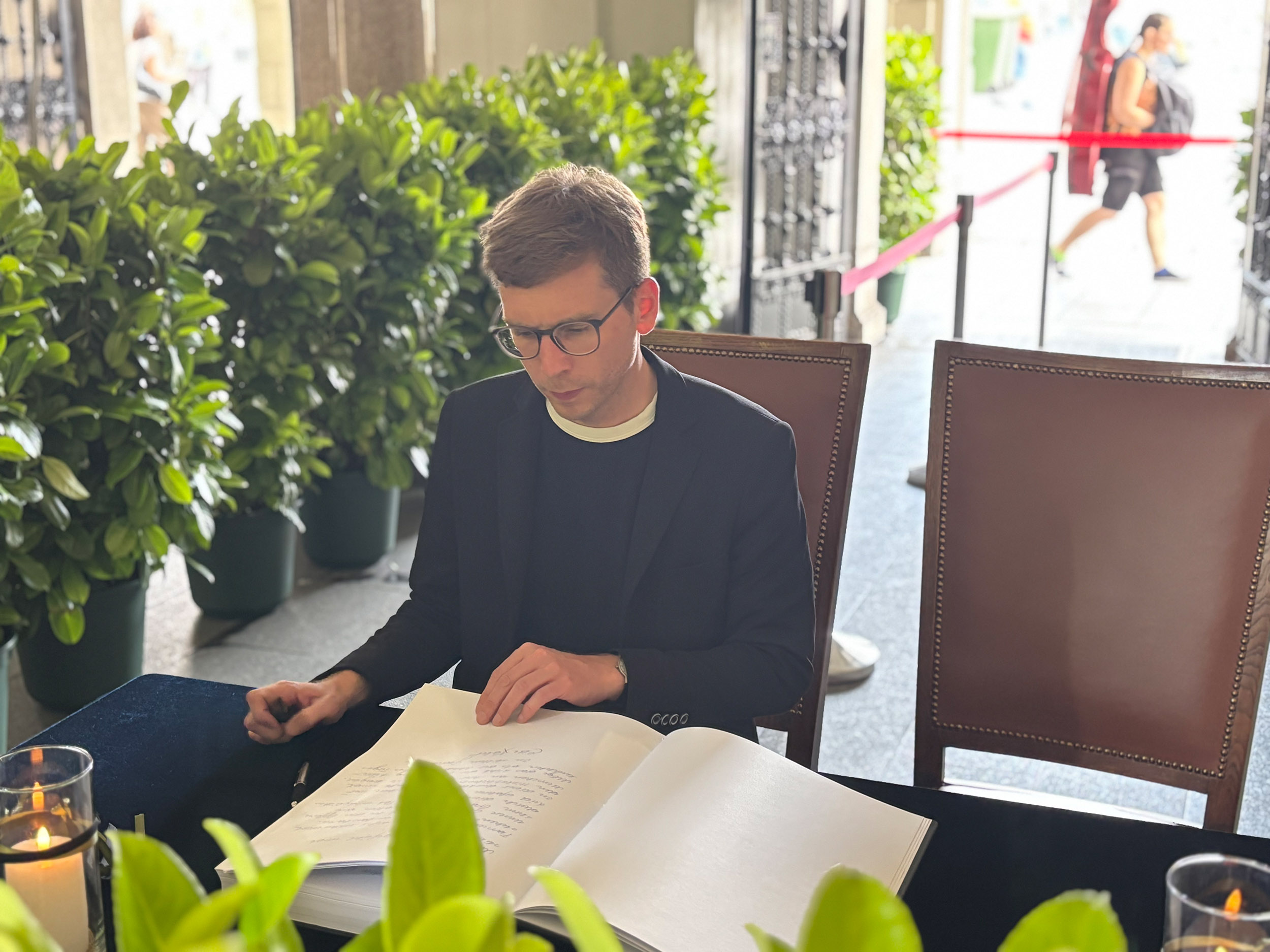 Stadtrat Robert Krotzer trug sich ein. © Stadt Graz/Tatschl Stadtrat Robert Krotzer trug sich ein.