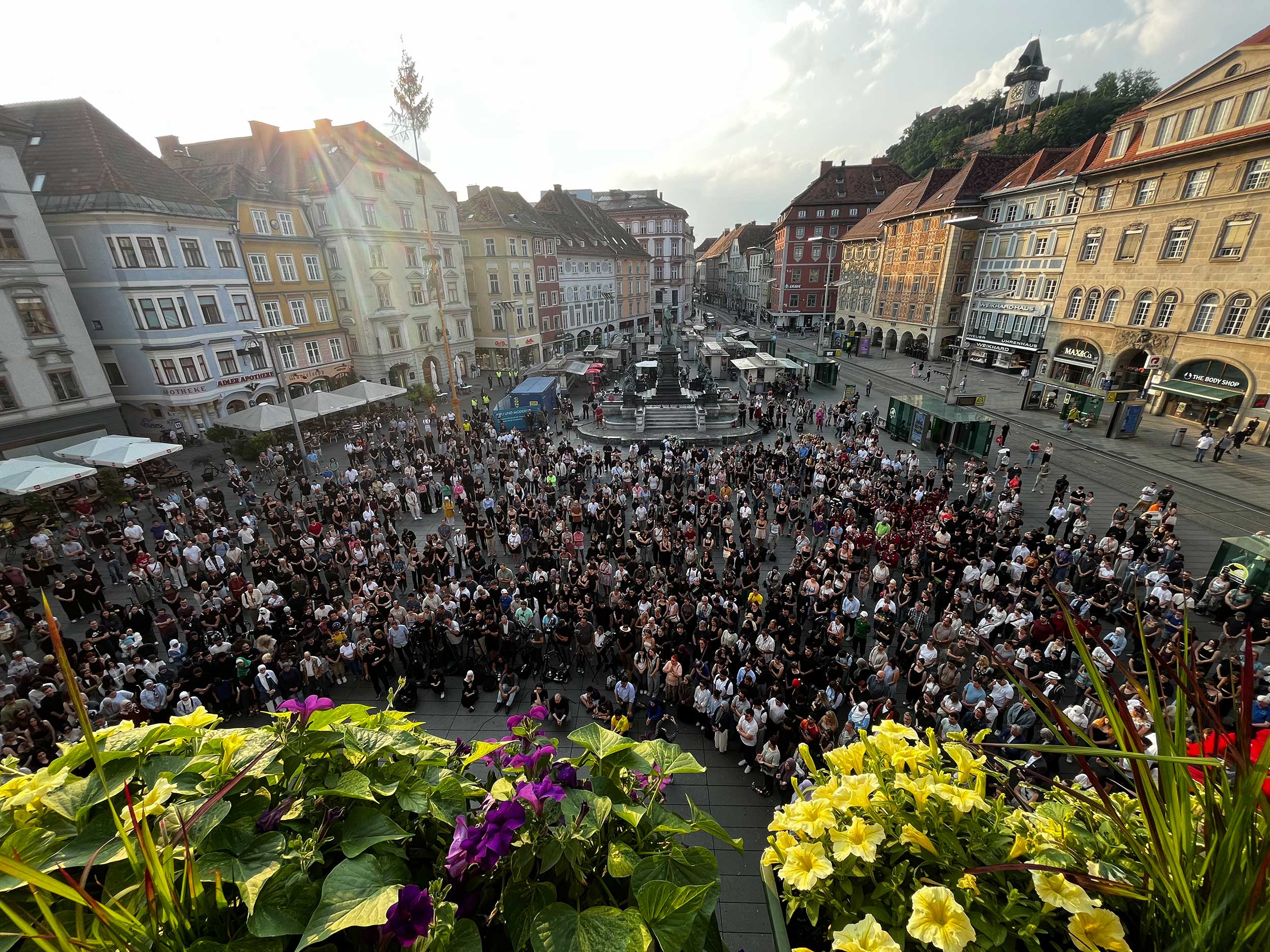 Zahlreiche Menschen versammelten sich am Hauptplatz. © Stadt Graz/Weber Zahlreiche Menschen versammelten sich am Hauptplatz.