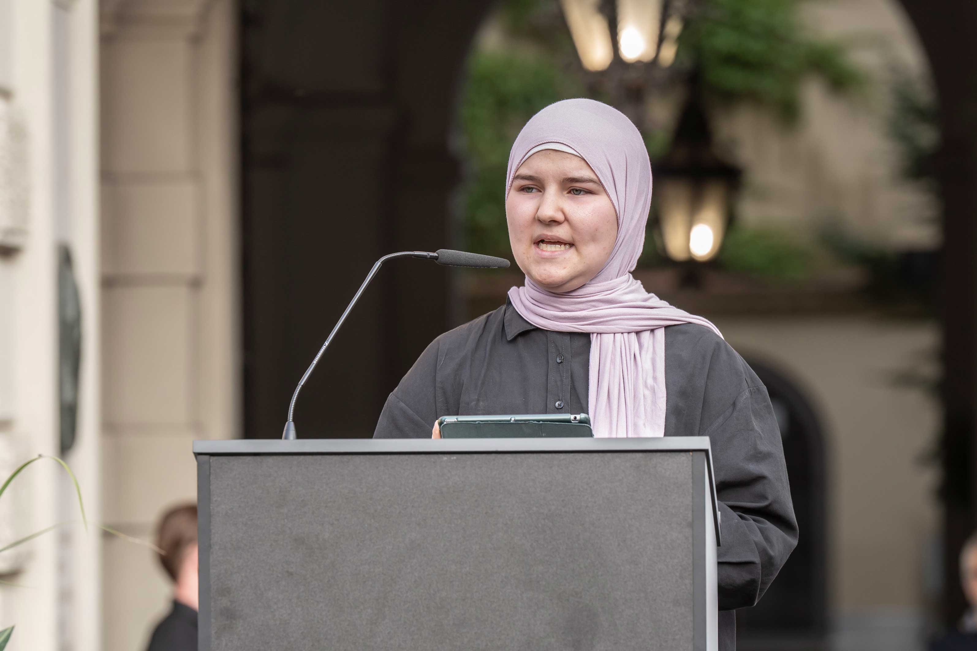 Fatlume, die den Amoklauf miterlebt hat, fand bewegende Worte. © Stadt Graz/Fischer Fatlume, die den Amoklauf miterlebt hat, fand bewegende Worte.