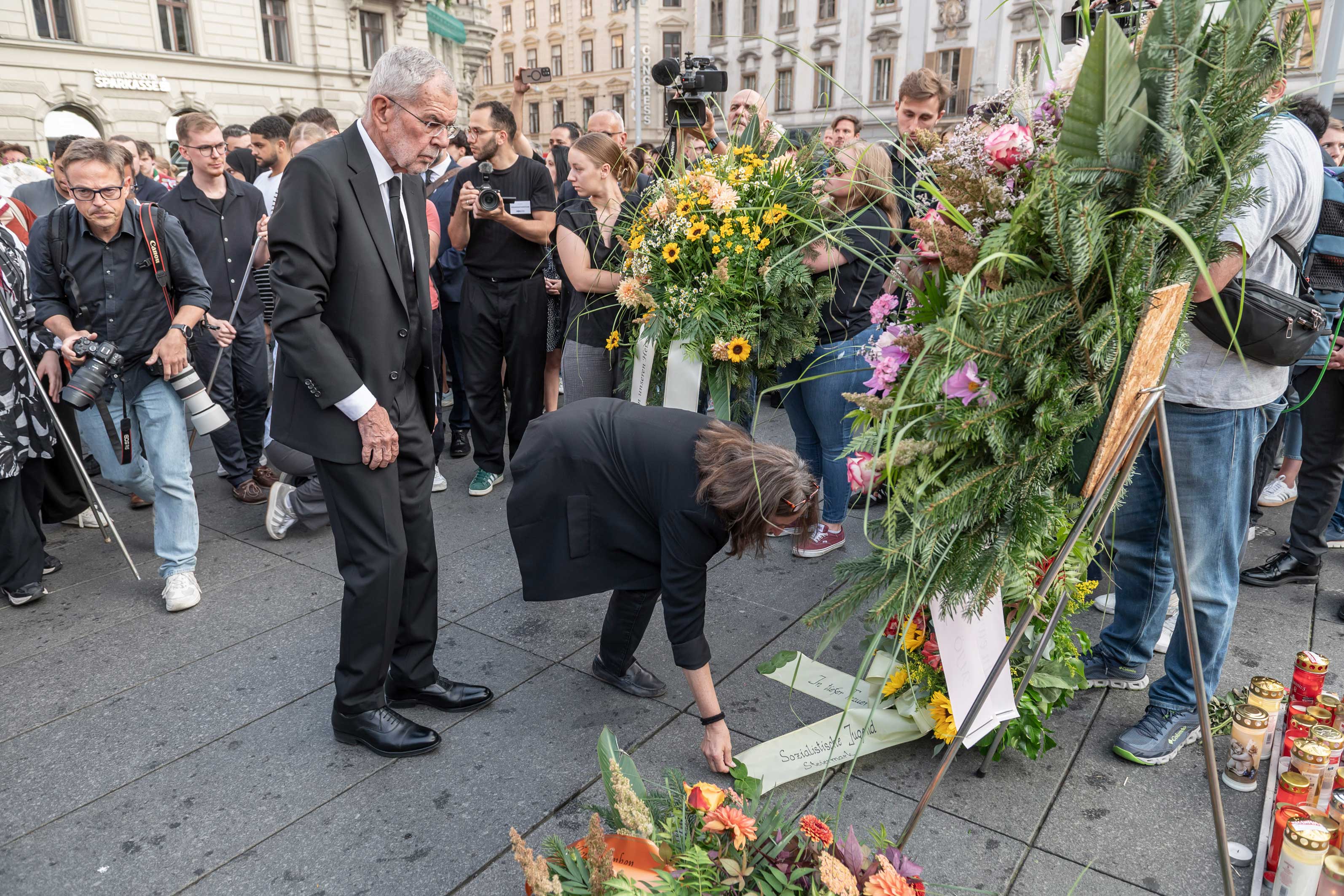 Bundespräsident Alexander Van der Bellen und Bürgermeisterin Elke Kahr legten Blumen nieder. © Stadt Graz/Fischer Bundespräsident Alexander Van der Bellen und Bürgermeisterin Elke Kahr legten Blumen nieder.