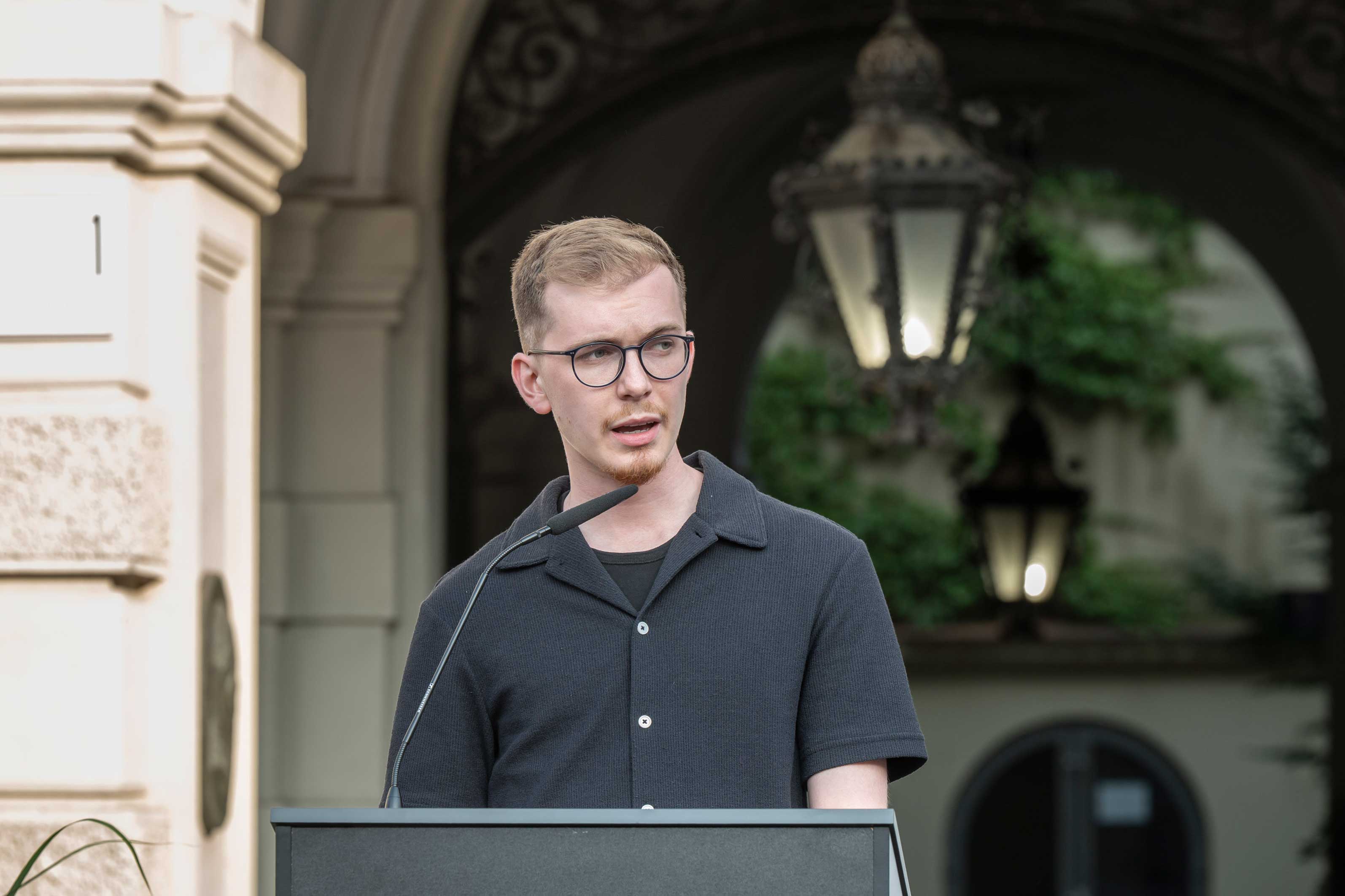 Andin Berisha sprach im Namen vieler junger Menschen. © Stadt Graz/Fischer Andin Berisha sprach im Namen vieler junger Menschen.