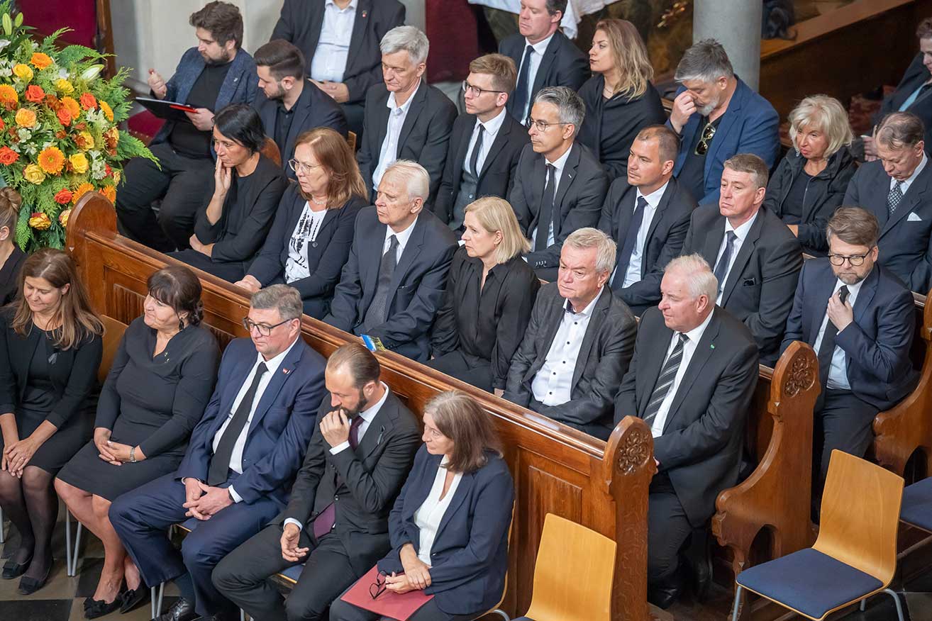 Zahlreiche Trauergäste fanden sich ein.