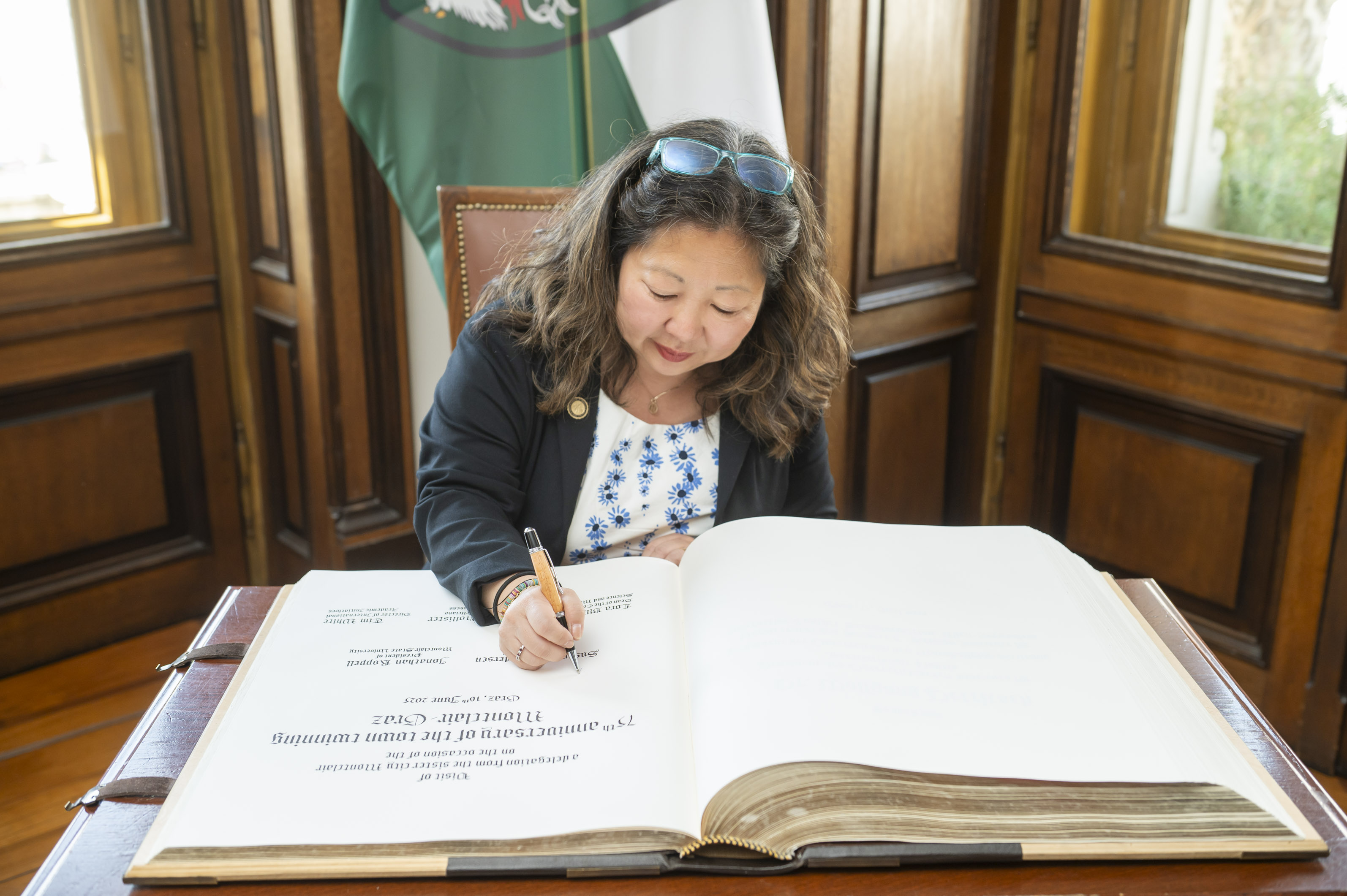 Die Vizebürgermeisterin von Montclair, Susan Shin Andersen, trug sich ins Goldene Buch ein.