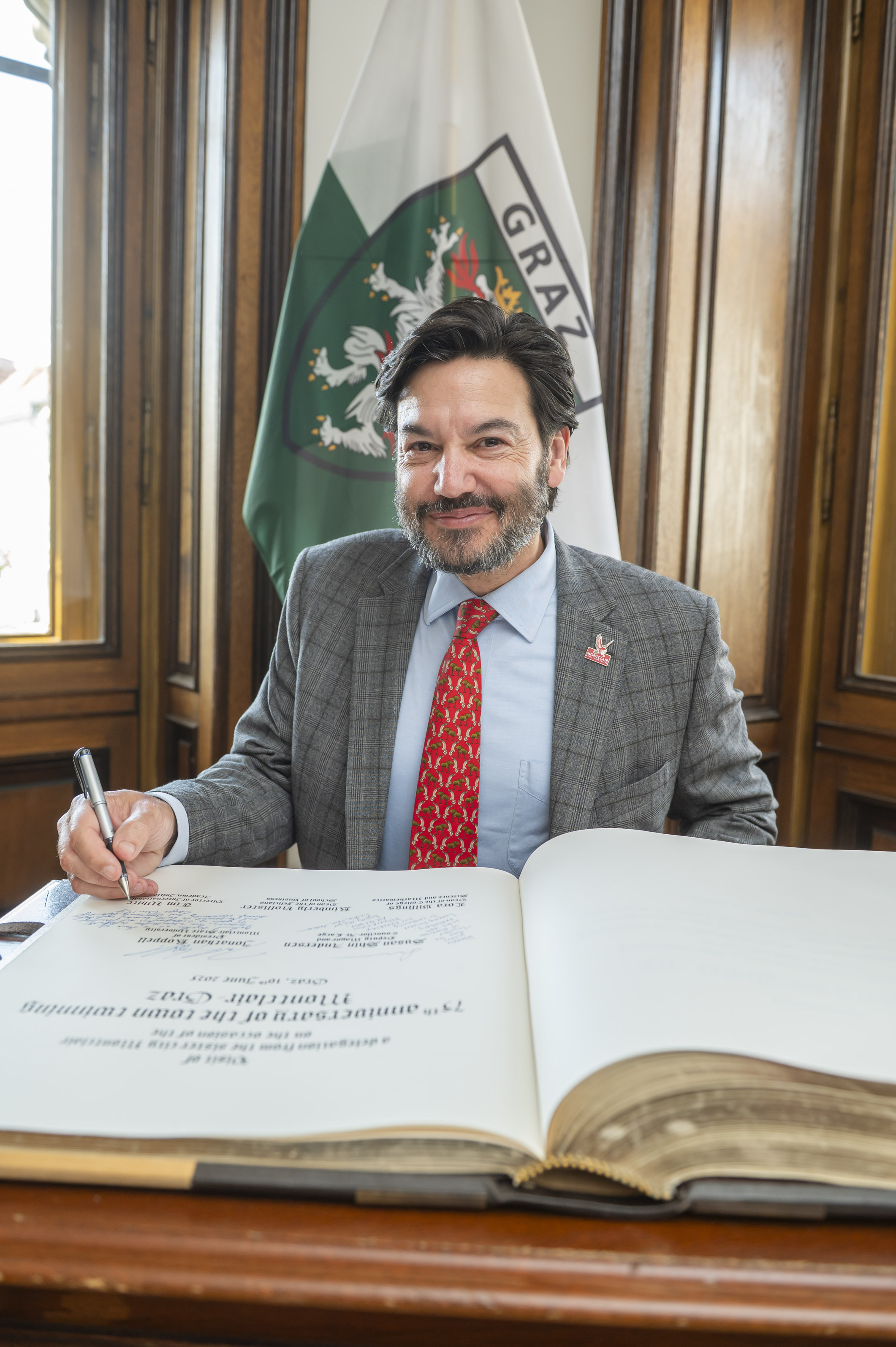 Jonathan Koppell, Präsident der Montclair University, verewigte sich ebenfalls im Goldenen Buch.
