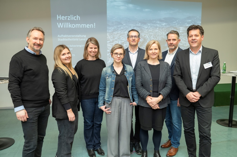 Stellen Lend Mitte ins Zentrum: Judith Schwentner (3. v. r), Wilfried Krammer, Sandra Freudenthaler, Eva-Maria Benedikt, Barbara Bretterklieber, Bernhard Inninger, Wolf-Timo Köhler und Bertram Werle (v.l.)