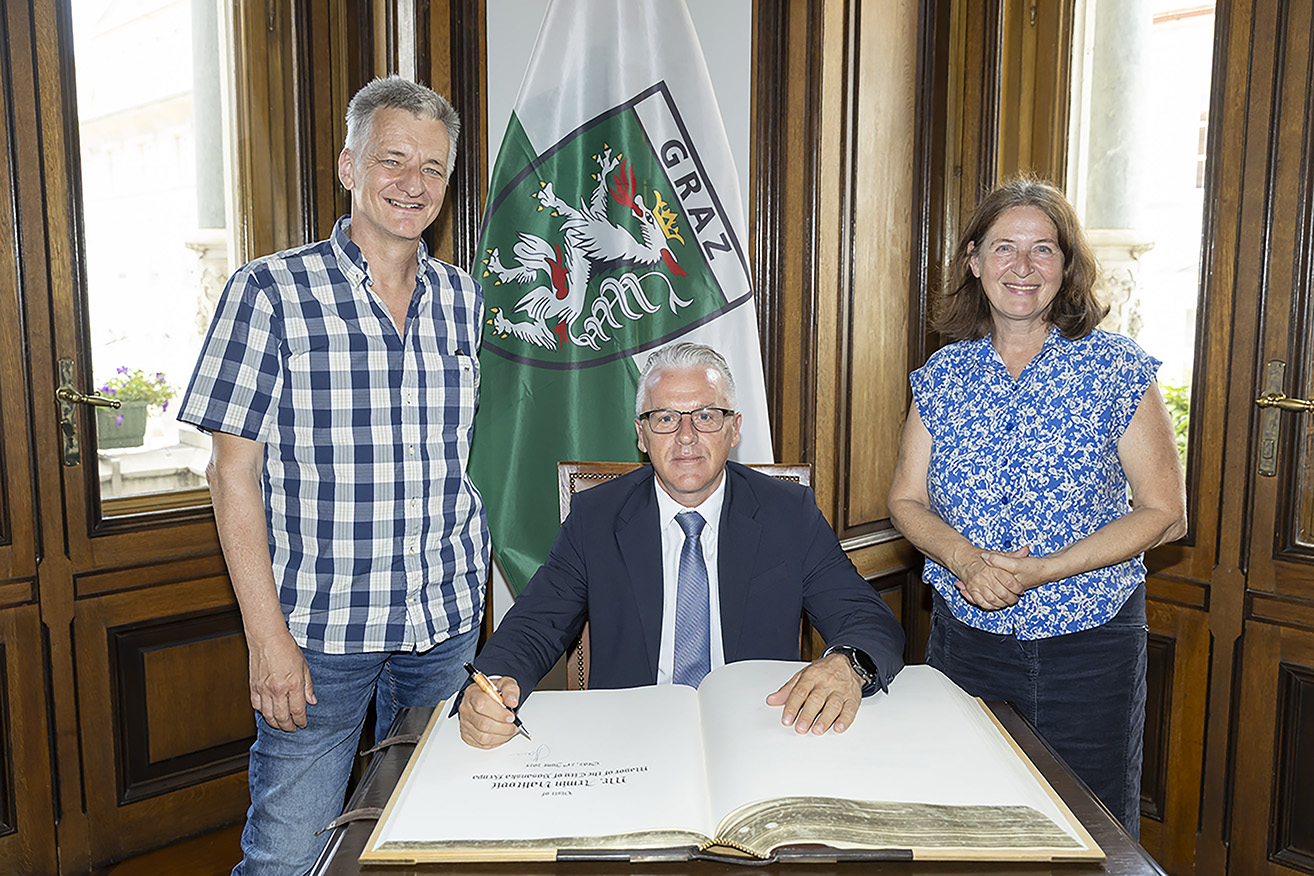 Bürgermeister Armin Halitović trug sich ins Goldene Buch der Stadt Graz ein. Bürgermeisterin Elke Kahr und Finanzstadtrat Manfred Eber (l.) begrüßten den Gast aus Bosnien und Herzegowina. © Stadt Graz/Fischer Bürgermeister Armin Halitović trug sich ins Goldene Buch der Stadt Graz ein. Bürgermeisterin Elke Kahr und Finanzstadtrat Manfred Eber (l.) begrüßten den Gast aus Bosnien und Herzegowina.