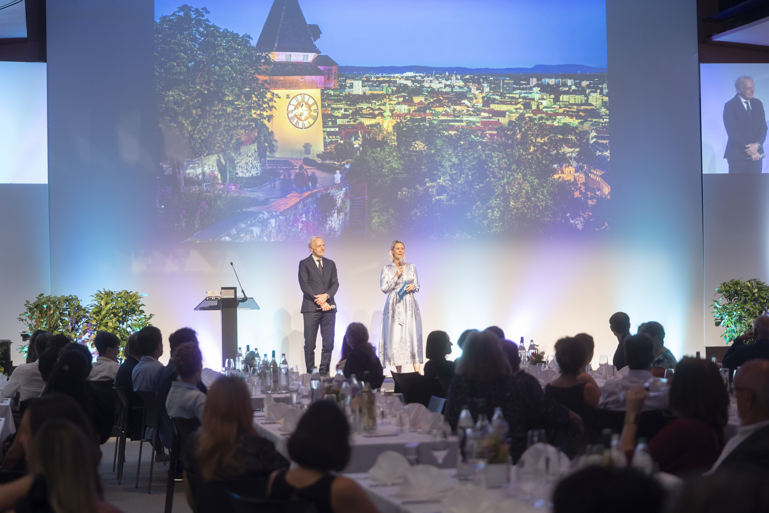 Stadtrat Günter Riegler verlieh die Auszeichnungen, Simone Koren-Wallis führte durch den Abend.