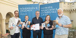Die Zivilschutzbroschüre wurde von Magistratsdirektor Martin Haidvogl (Mitte), Behindertenbeauftragten Wolfgang Palle (r), Sicherheitsmanager Gilbert Sandner (l), Julia Wild (2. v. l) und Angela Schick (2. v. r.) vom Sicherheitsmanagement der Stadt Graz vorgestellt. © Stadt Graz/Foto Fischer Die Zivilschutzbroschüre wurde von Magistratsdirektor Martin Haidvogl (Mitte), Behindertenbeauftragten Wolfgang Palle (r), Sicherheitsmanager Gilbert Sandner (l), Julia Wild (2. v. l) und Angela Schick (2. v. r.) vom Sicherheitsmanagement der Stadt Graz vorgestellt.
