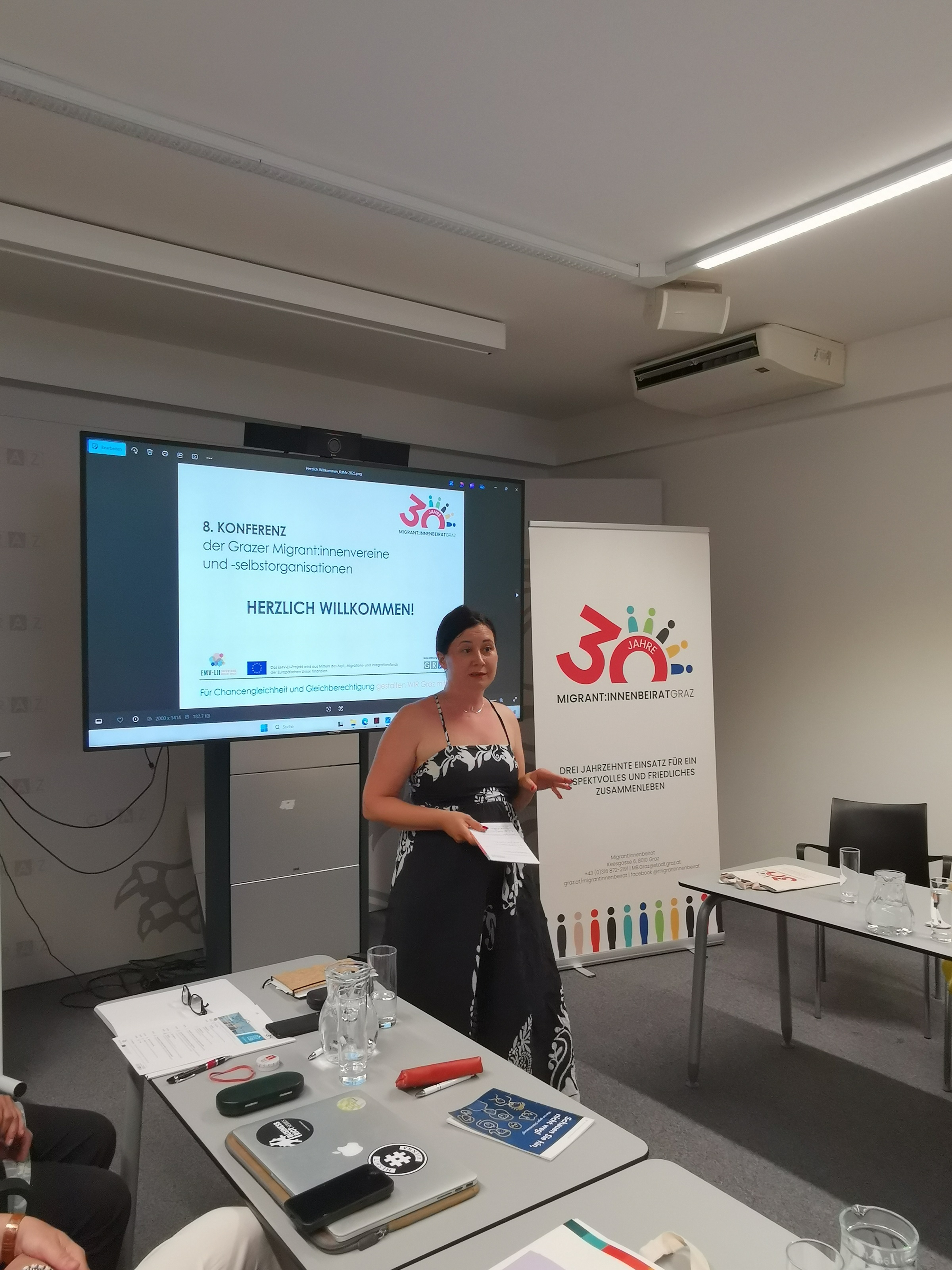 Vorsitzende Irina Karamarkovic eröffnet die 8. Konferenz der Grazer  Migrant:innenvereine