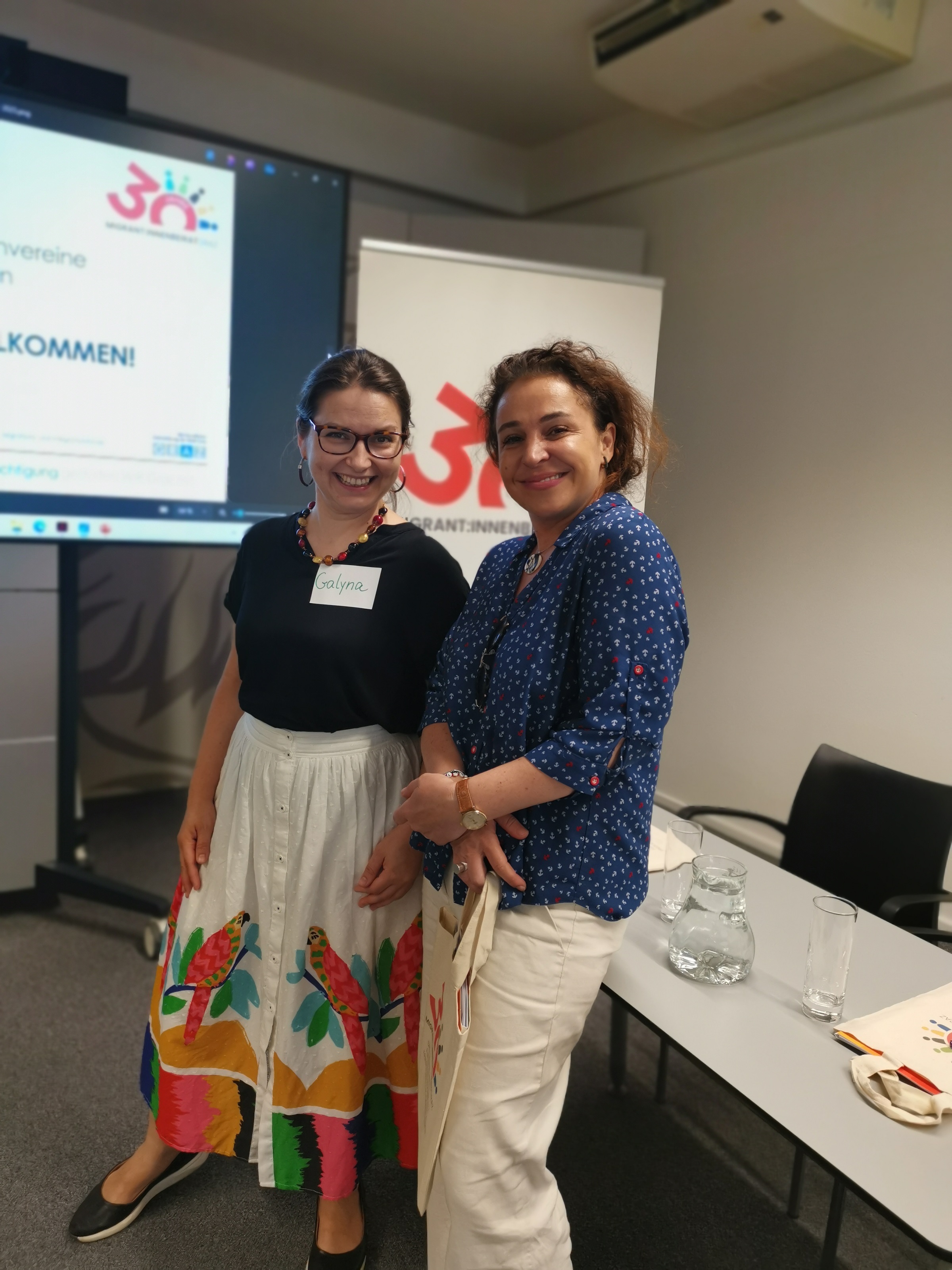 Melinda Tamas und Beirätin Galyna Skotnik bei der 8. Konferenz der Grazer Migrant:innenvereine