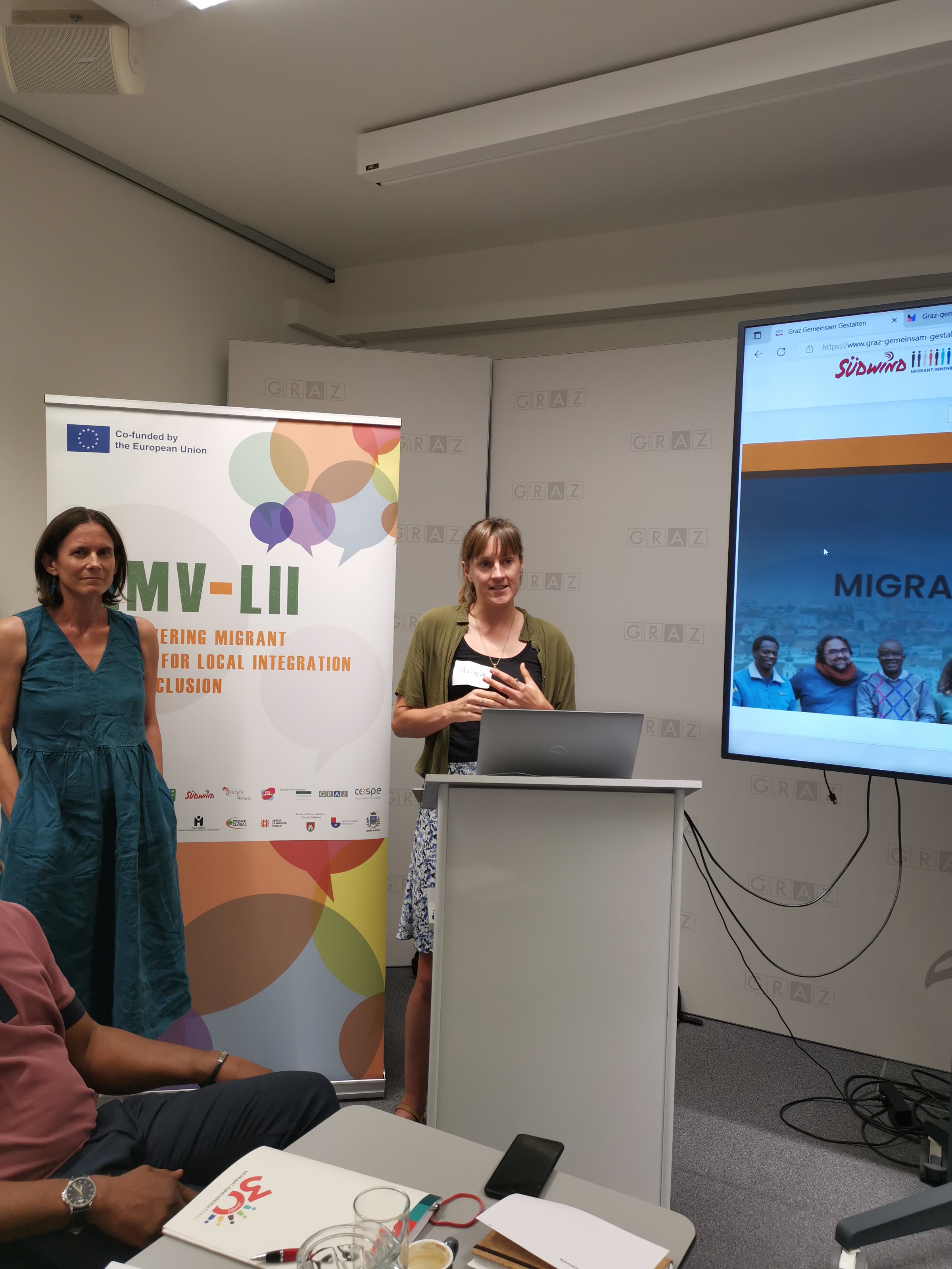 Alina Lückl und Rachel Fox stellen die Plattform "Graz gemeinsam gestalten" vor, 8. Konferenz der Grazer Migrant:innenvereine