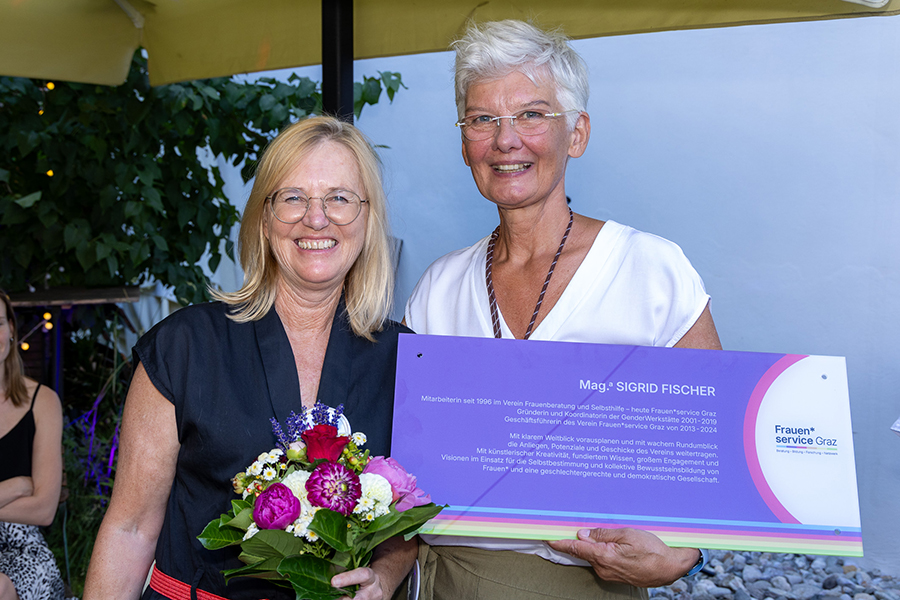 Frauen*service-GFin Birgit Penker (l.) überreichte ihrer langjährigen Amtsvorgängerin Sigrid Fischer eine Erinnerungstafel.