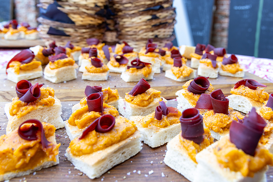.. mit Fingerfood und kühlen Drinks.