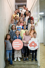 Am Bild v. l. (hinten beginnend): kerstin Dremel, Maximilian Foissner, Susanne Haubenhofer, Ernst Muhr, Kerstin Weber, Ulrike Leitner und Alexandra Nagl mit Kindern und Eltern. © Regionalmanagement Steirischer Zentralraum Am Bild v. l. (hinten beginnend): kerstin Dremel, Maximilian Foissner, Susanne Haubenhofer, Ernst Muhr, Kerstin Weber, Ulrike Leitner und Alexandra Nagl mit Kindern und Eltern.