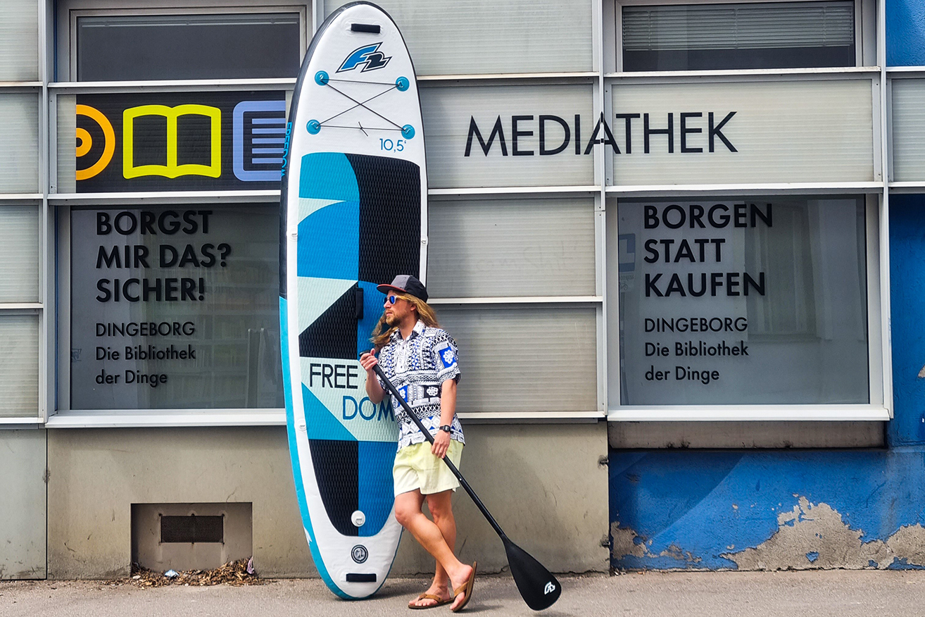In der Bibliothek der Dinge gibt`s u. a. ein Stand-up-Paddle-Board zum Ausleihen.
