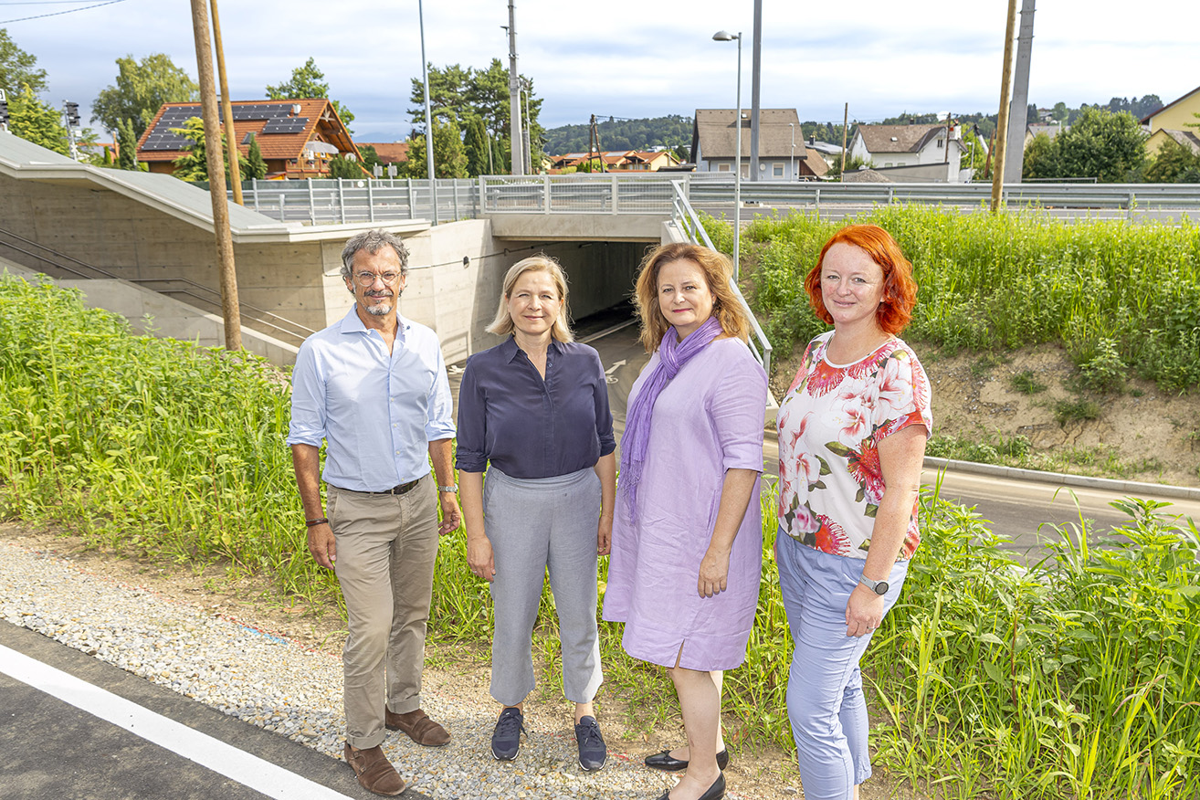 Die neue Unterführung Tiefentalweg ist fertiggestellt und steht ab sofort Fußgänger:innen und Radfahrer:innen vollständig zur Verfügung. Mit der barrierefreien Ausgestaltung wurde ein bedeutender Lückenschluss im Radwegenetz zwischen Graz und Raaba-Grambach realisiert – im Rahmen der Radoffensive Graz 2030, umgesetzt in enger Zusammenarbeit zwischen Stadt Graz, Land Steiermark und ÖBB. © Stadt Graz/Fischer Die neue Unterführung Tiefentalweg ist fertiggestellt und steht ab sofort Fußgänger:innen und Radfahrer:innen vollständig zur Verfügung. Mit der barrierefreien Ausgestaltung wurde ein bedeutender Lückenschluss im Radwegenetz zwischen Graz und Raaba-Grambach realisiert – im Rahmen der Radoffensive Graz 2030, umgesetzt in enger Zusammenarbeit zwischen Stadt Graz, Land Steiermark und ÖBB.